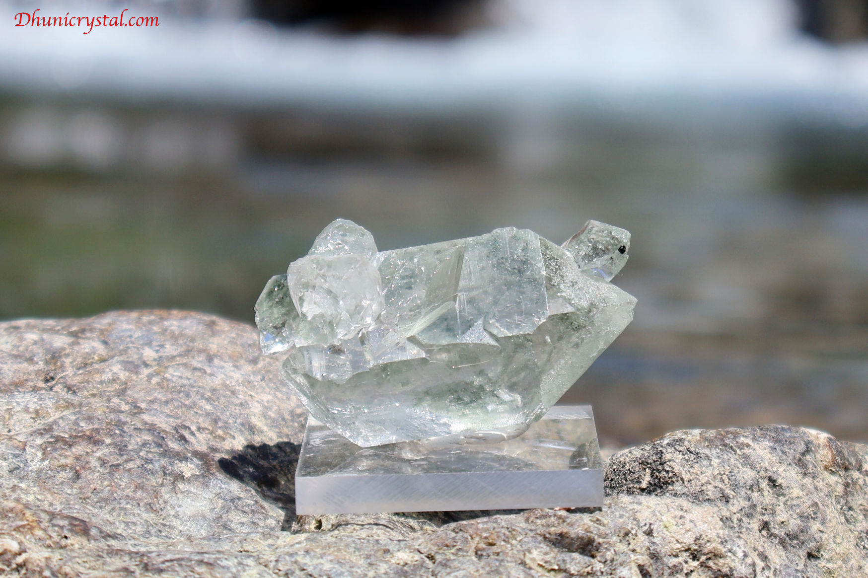 マニハール産ヒマラヤ水晶の裏面からの結晶の様子