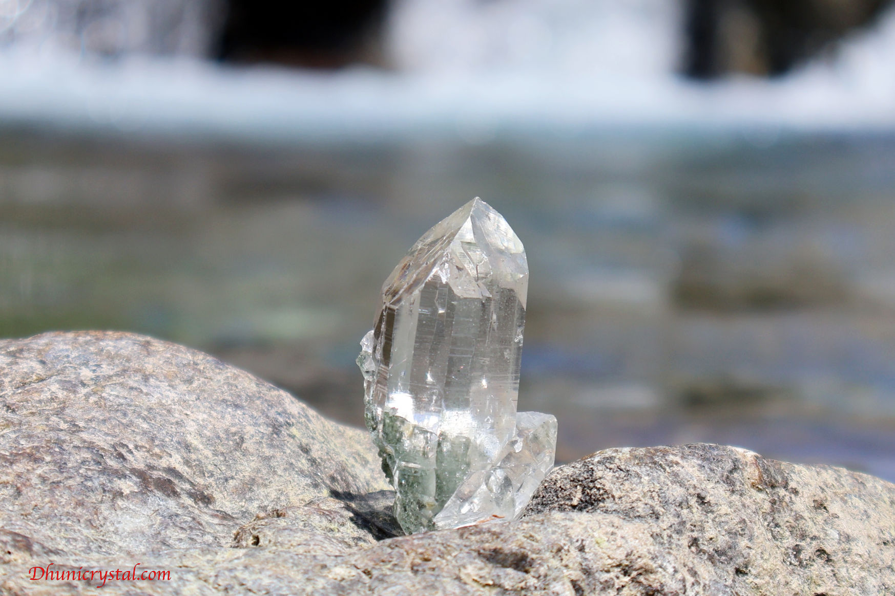 マニハール産ヒマラヤ水晶の斜めから見た結晶の透明感