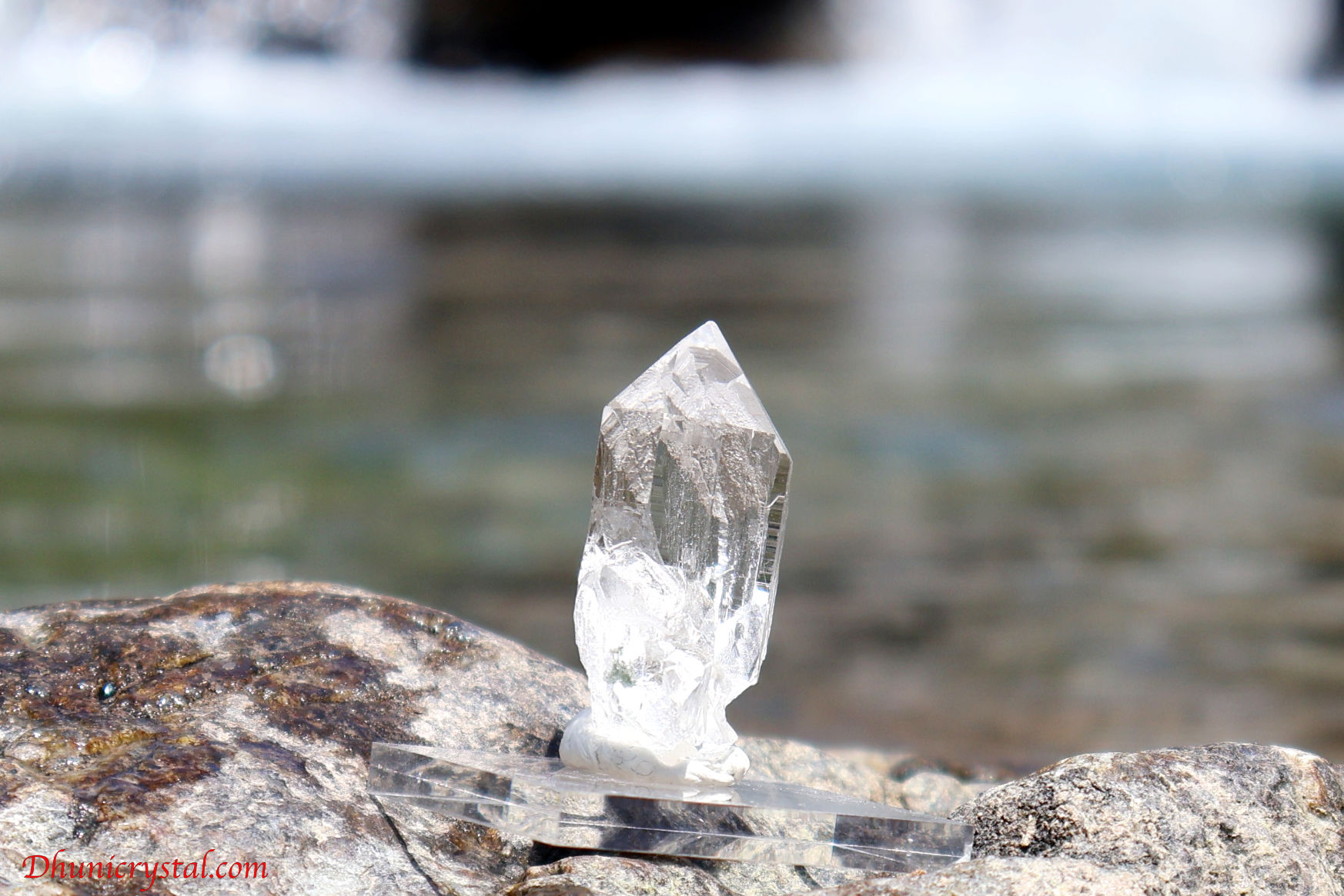 マニハール産ヒマラヤ水晶の斜めから見た結晶の透明感