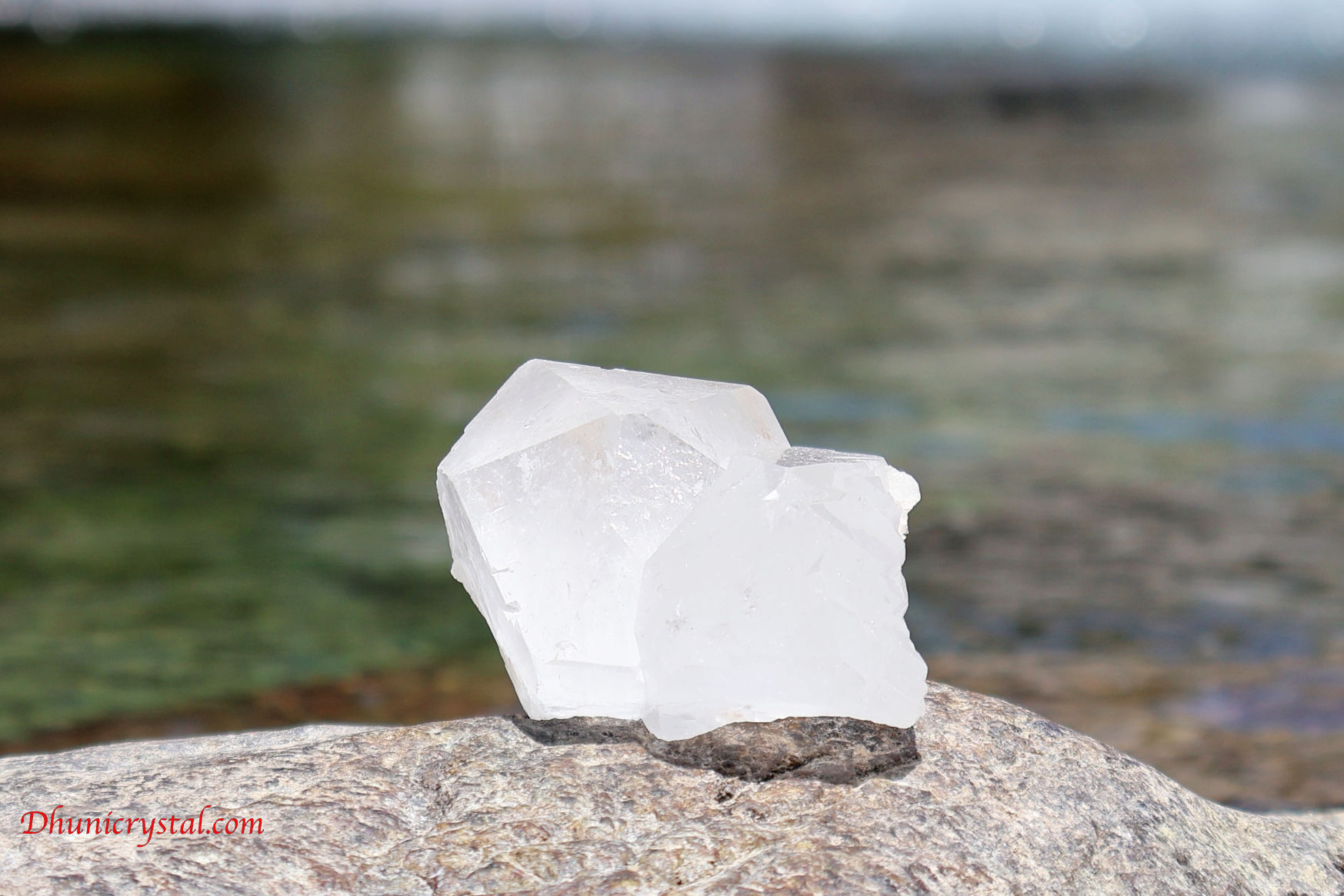 マニハール産ヒマラヤ水晶の裏面からの結晶の様子