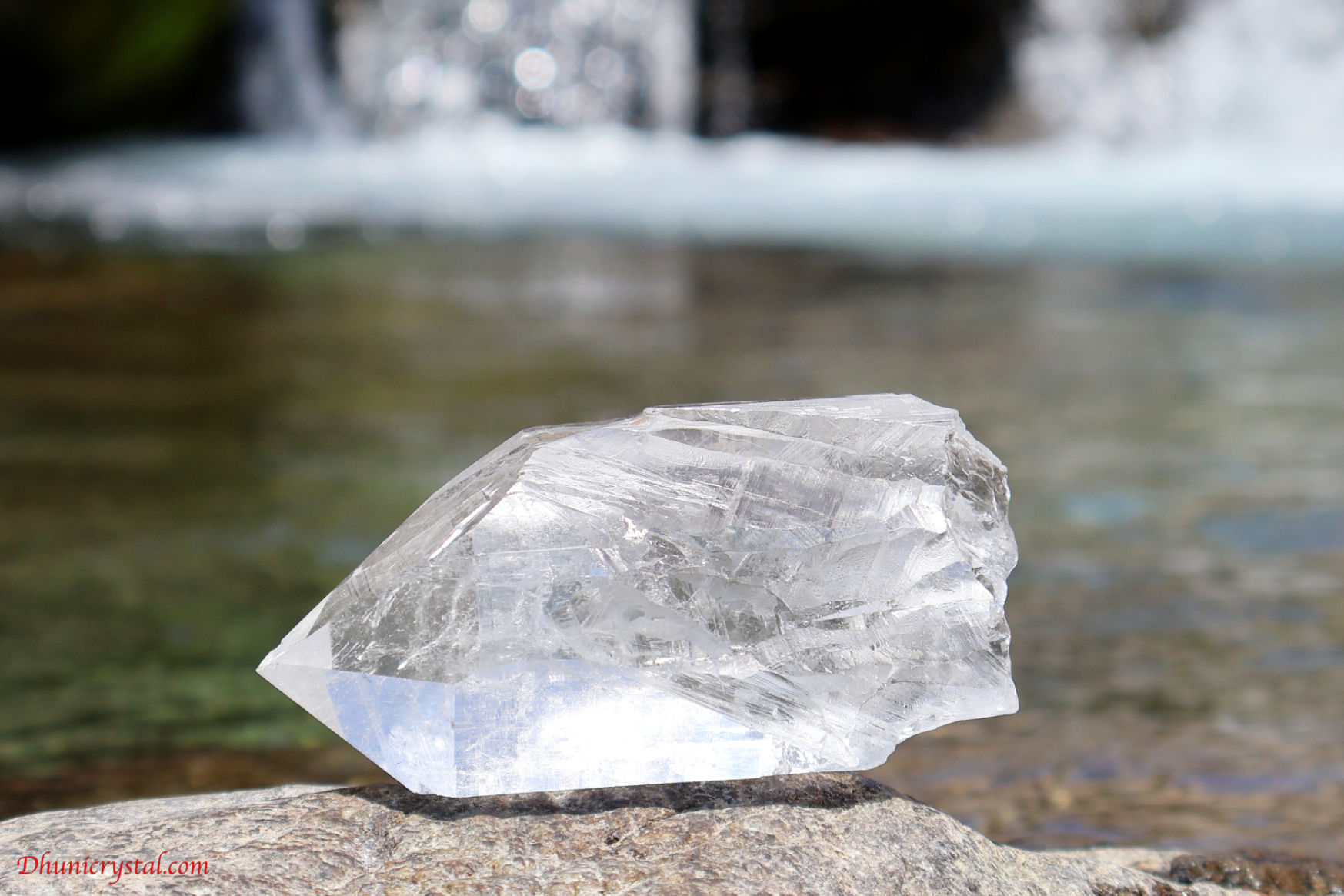 マニハール産ヒマラヤ水晶の斜めから見た結晶の透明感