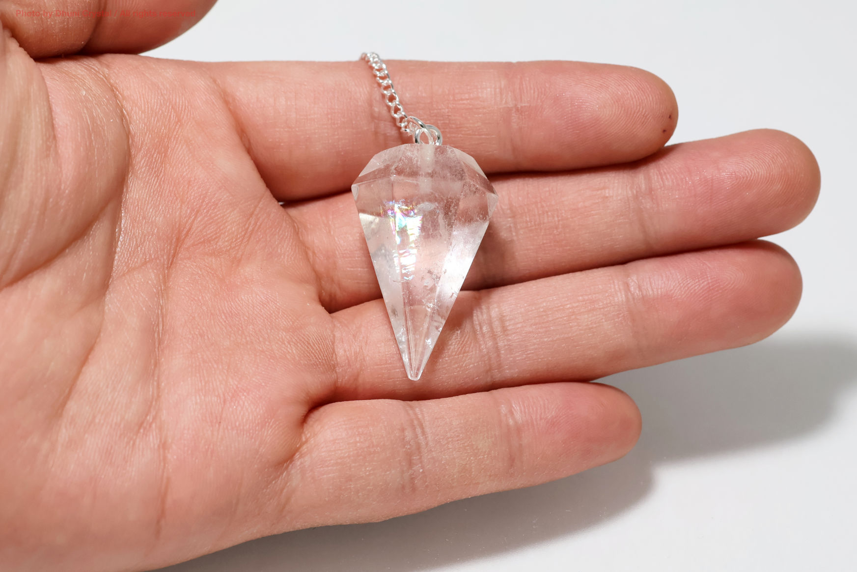 ペンジュラムの手の上の画像