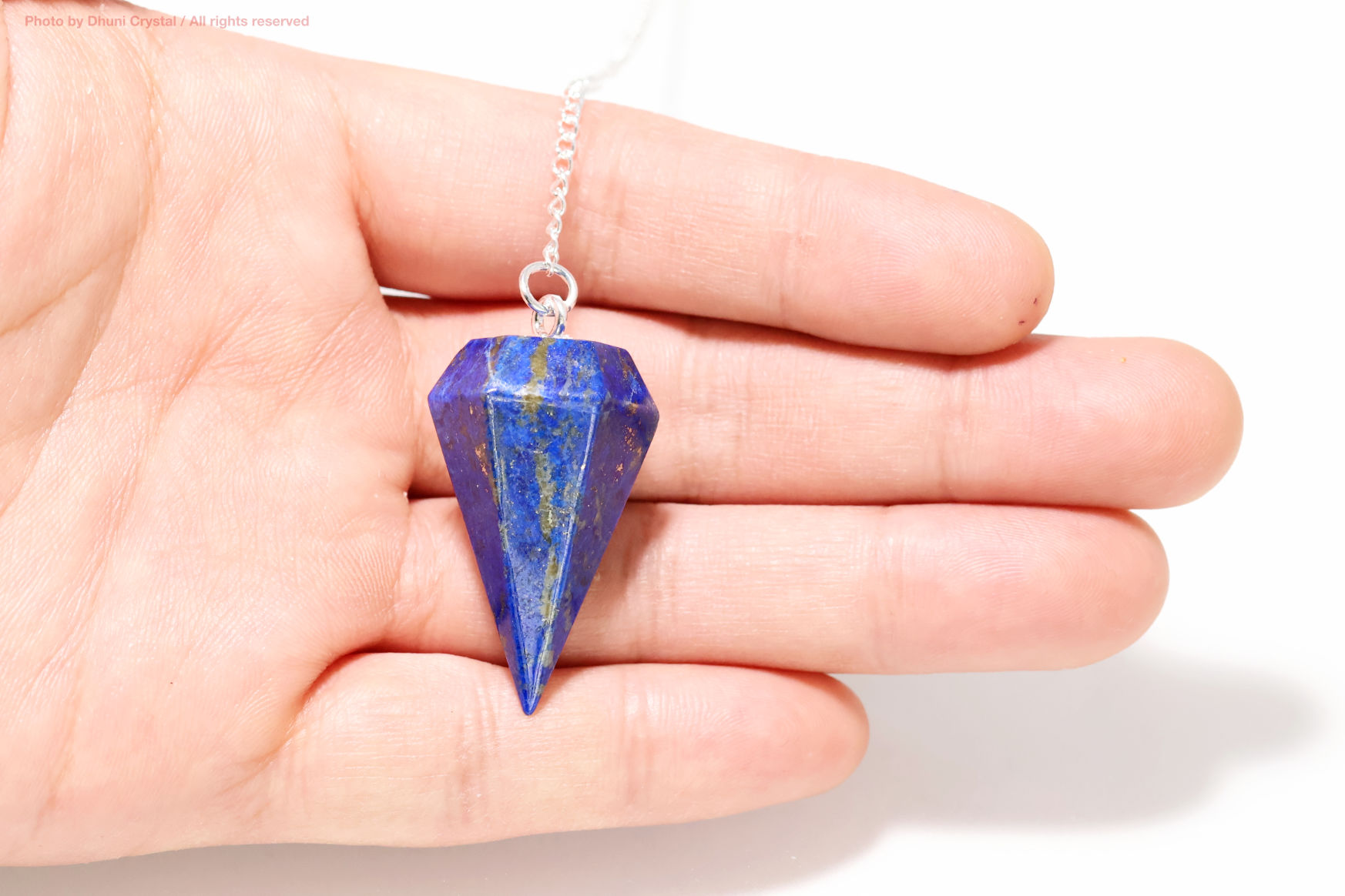 ラピスラズリペンジュラム手の上の画像