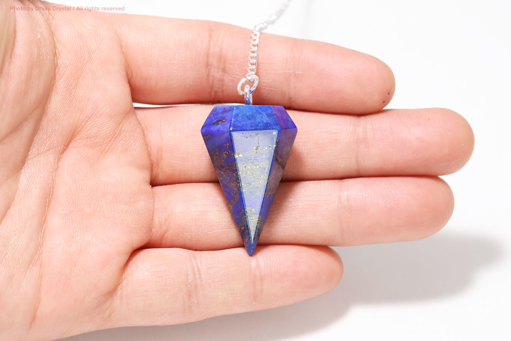 ラピスラズリペンジュラム手の上の画像