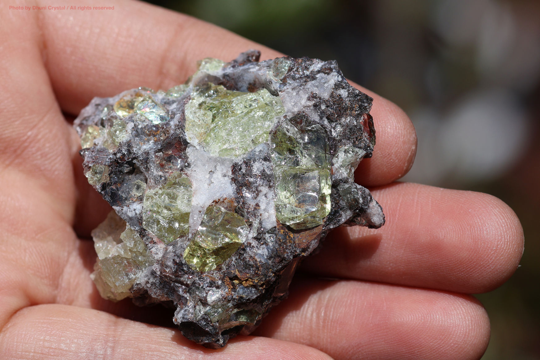 イエローアパタイト原石手の上の画像