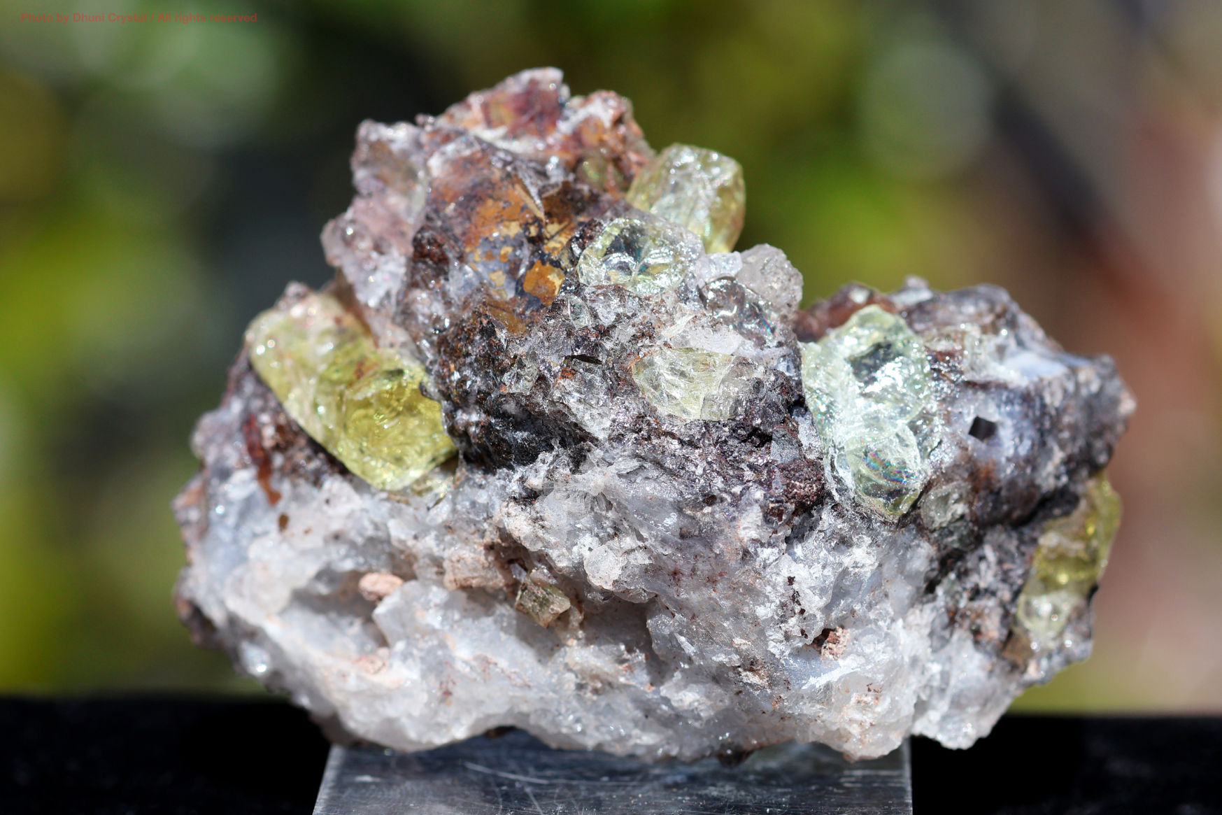 イエローアパタイト原石の画像” loading=