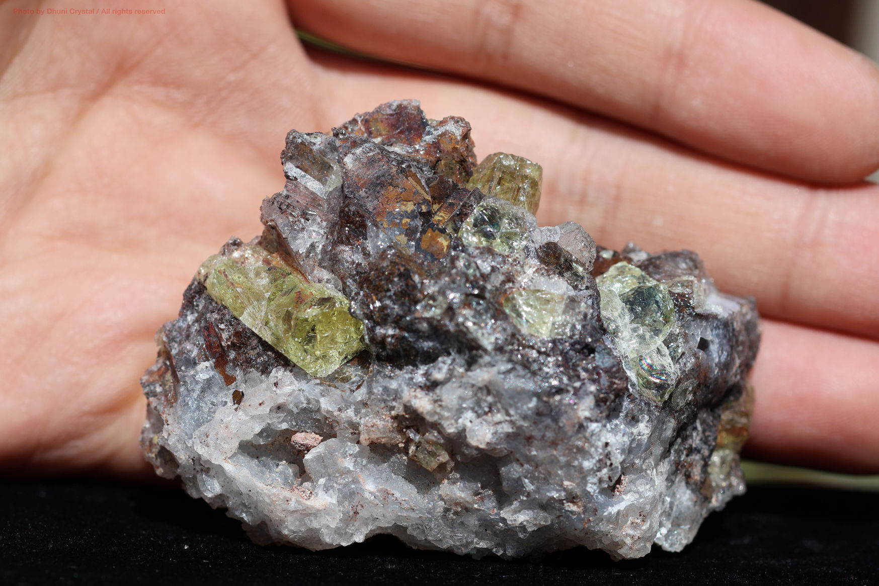 イエローアパタイト原石手の上の画像