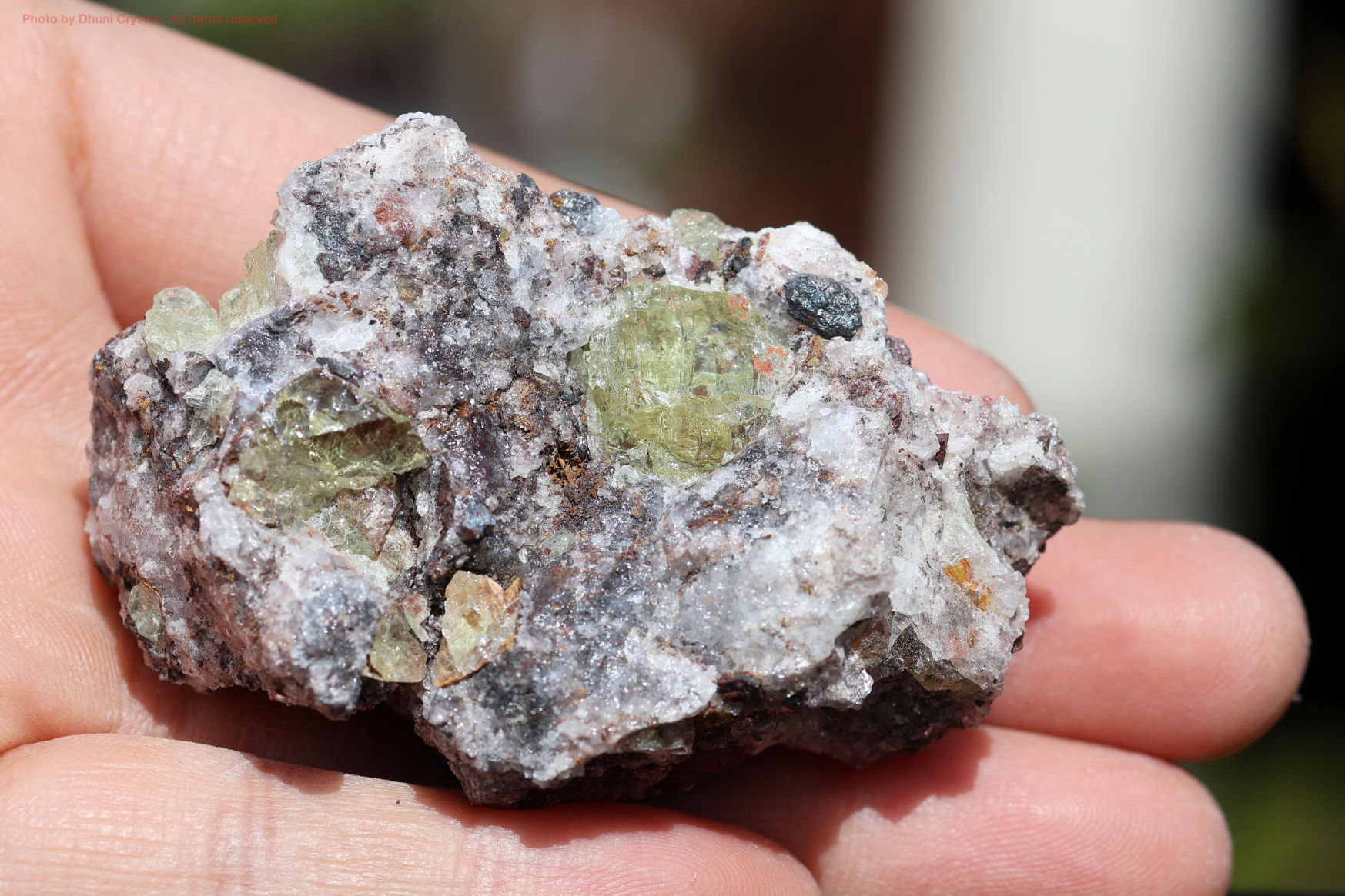 イエローアパタイト原石手の上の画像