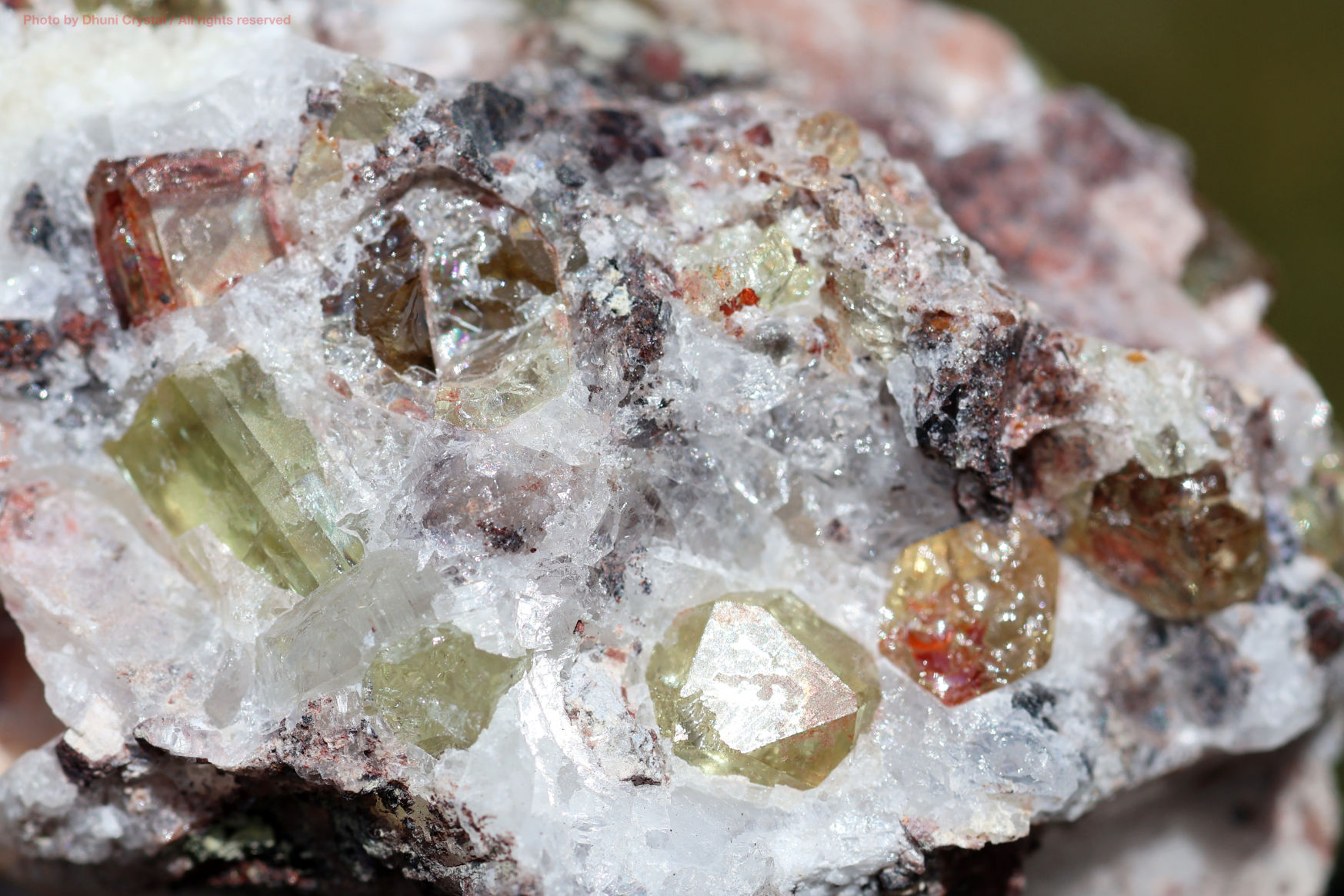 イエローアパタイト原石の画像