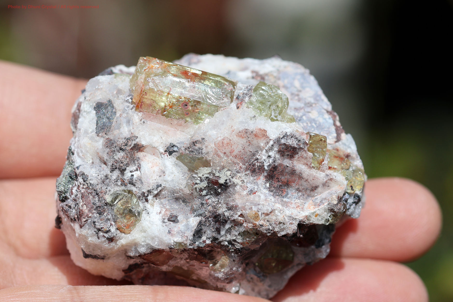 イエローアパタイト原石手の上の画像