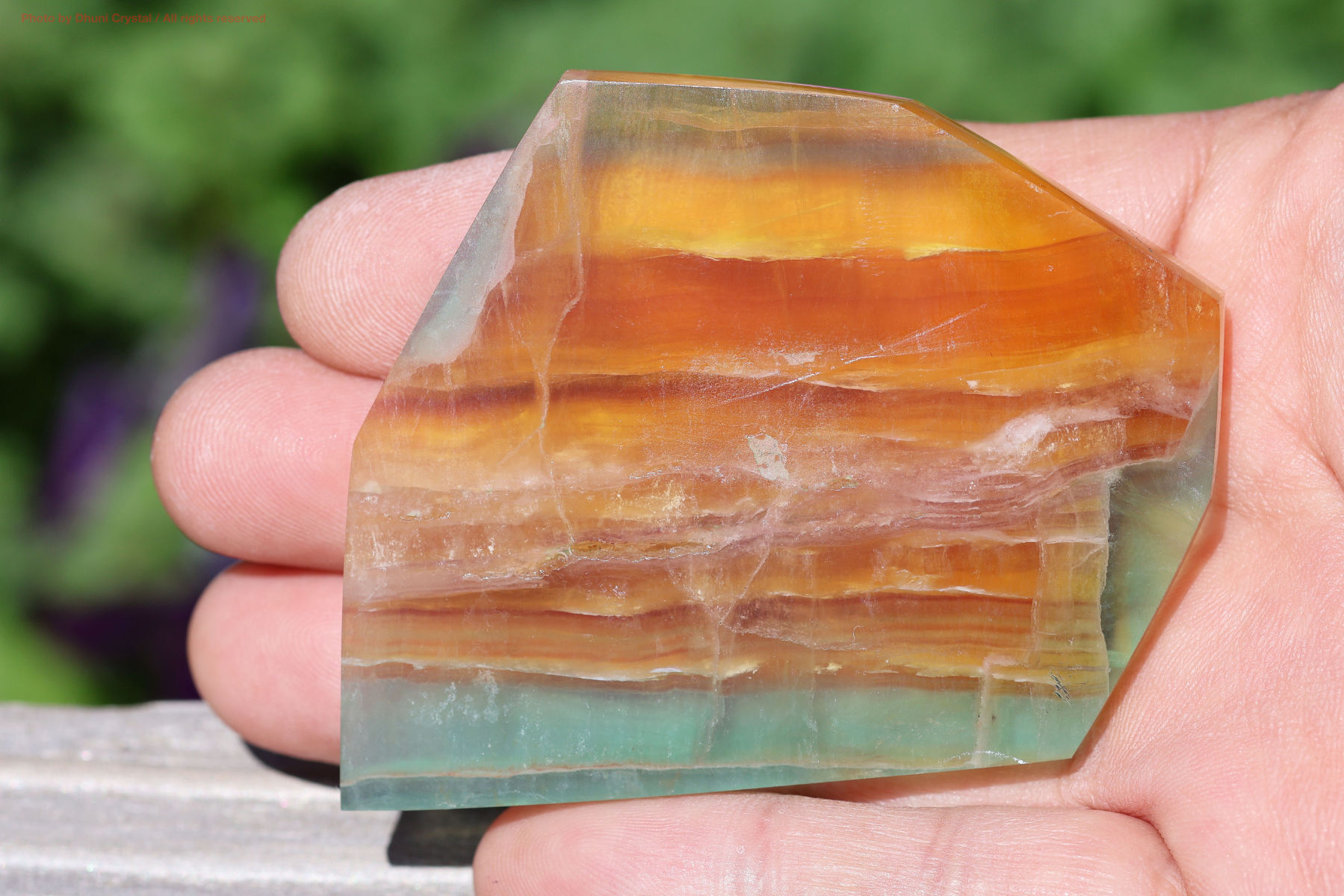 キャンディー・フローライト手の上の画像” loading=