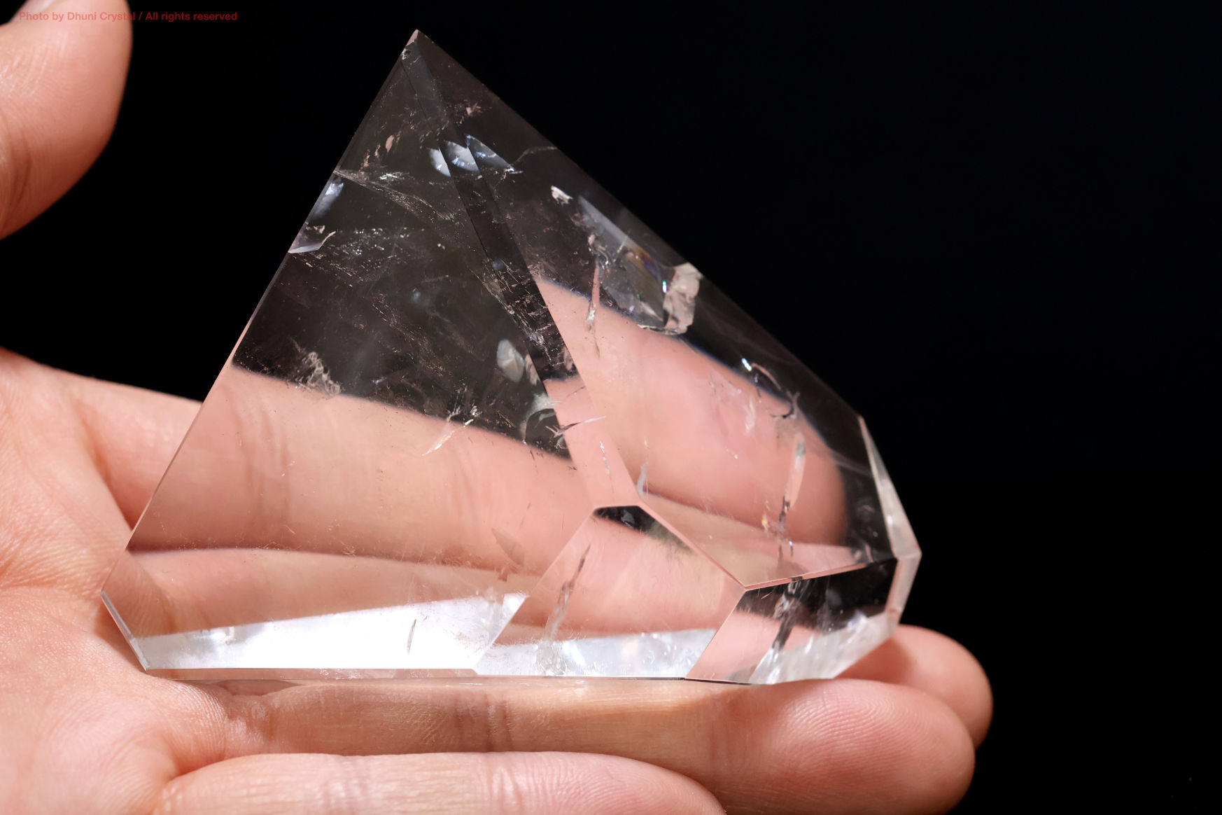 水晶の手の上の画像