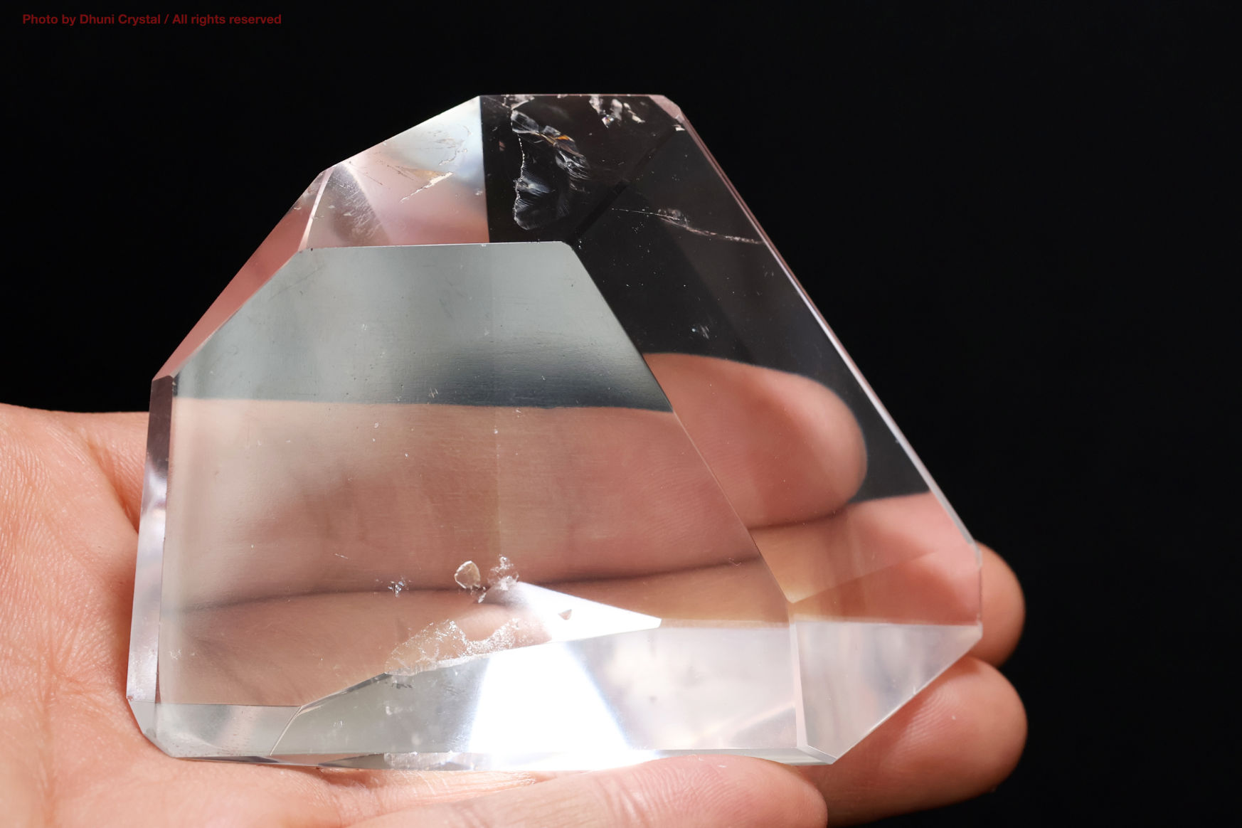 水晶の手の上の画像