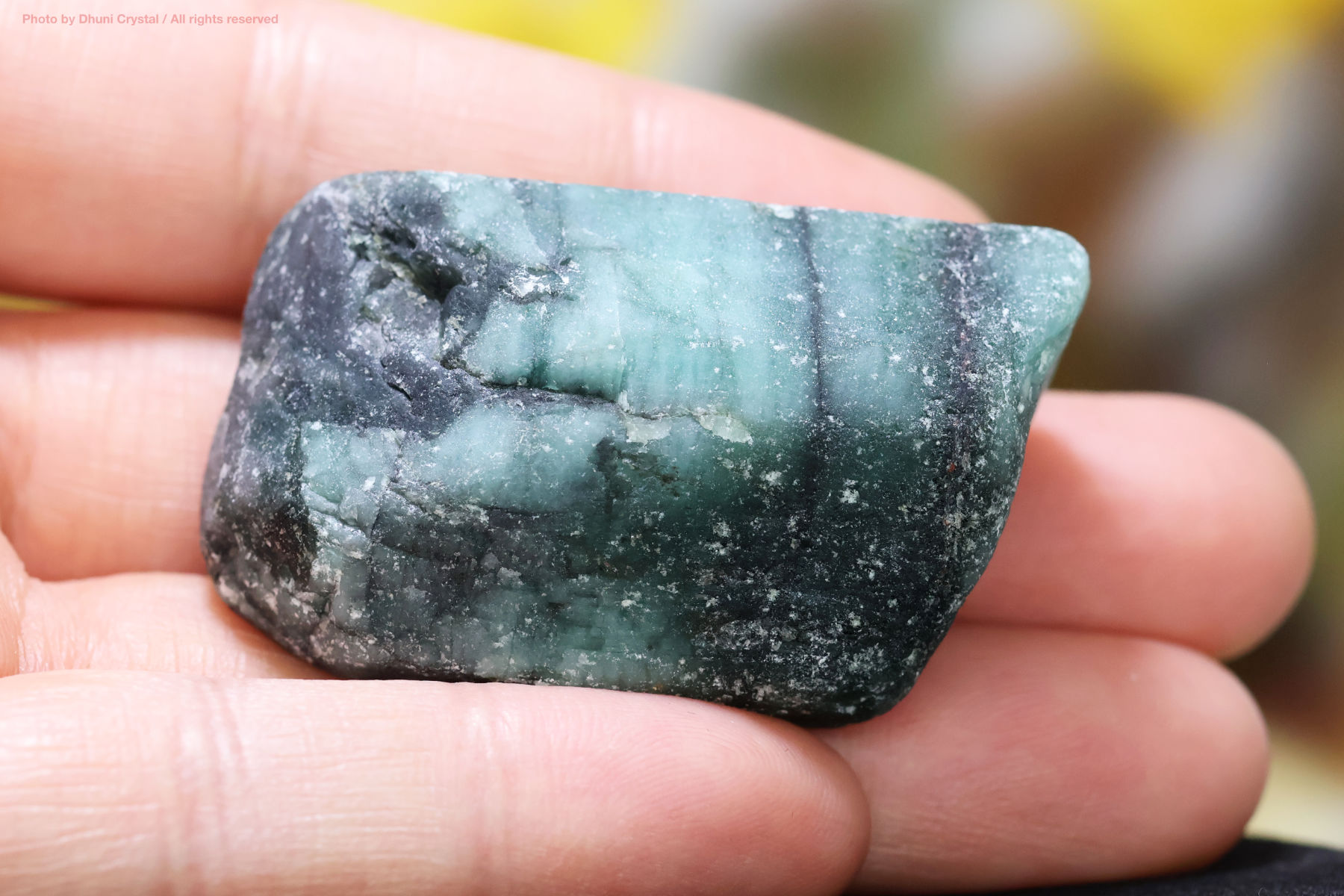 エメラルド原石手の上の画像