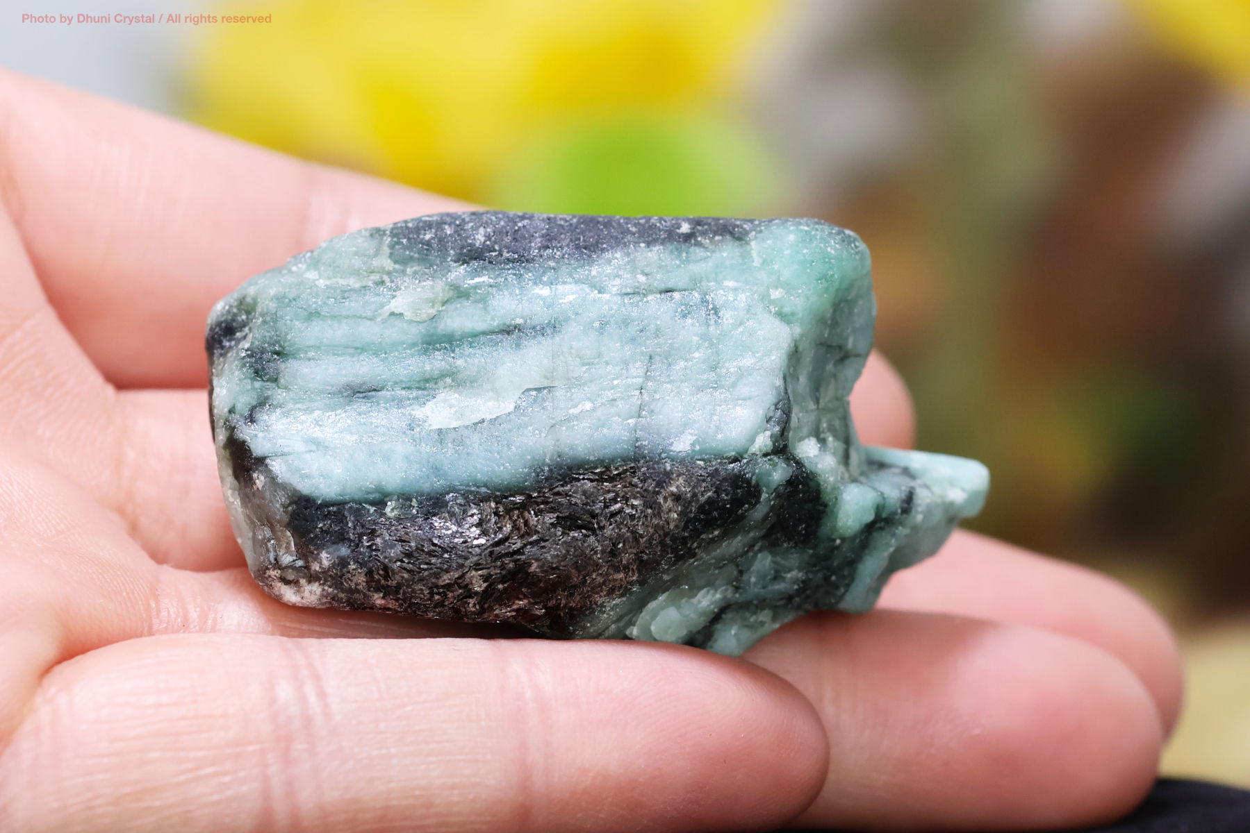 エメラルド原石手の上の画像