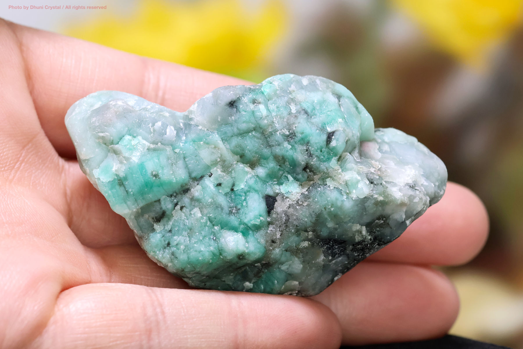 エメラルド原石手の上の画像