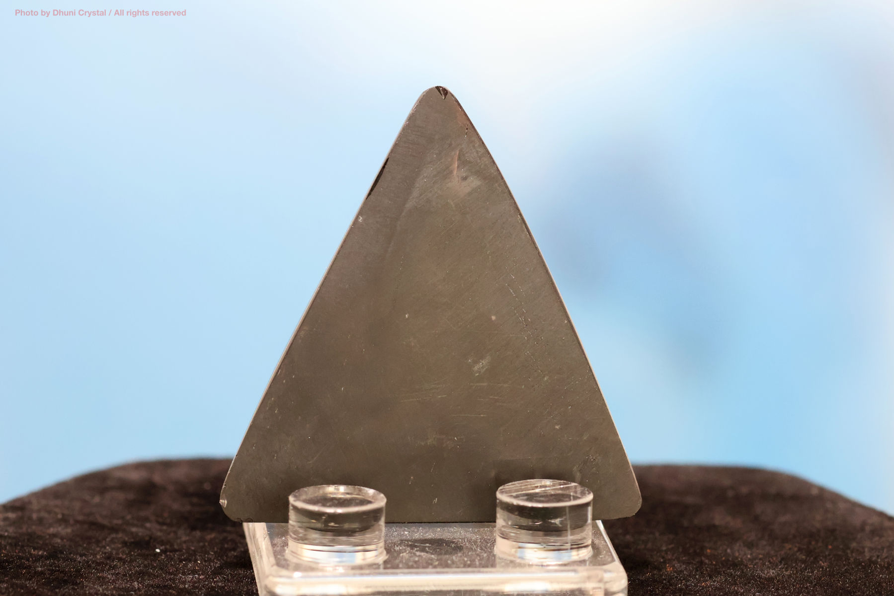 アルメニア産オブシディアン手の上の画像