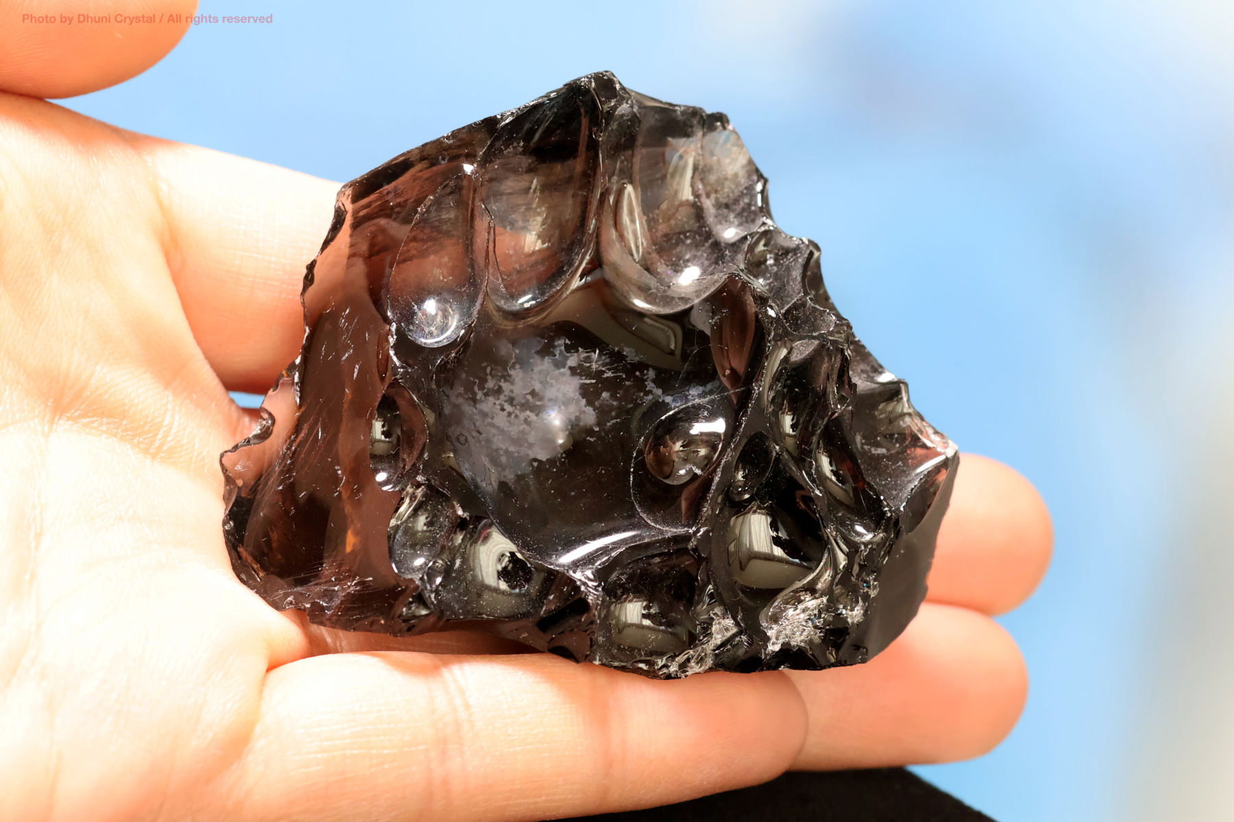 アルメニア産オブシディアン手の上の画像