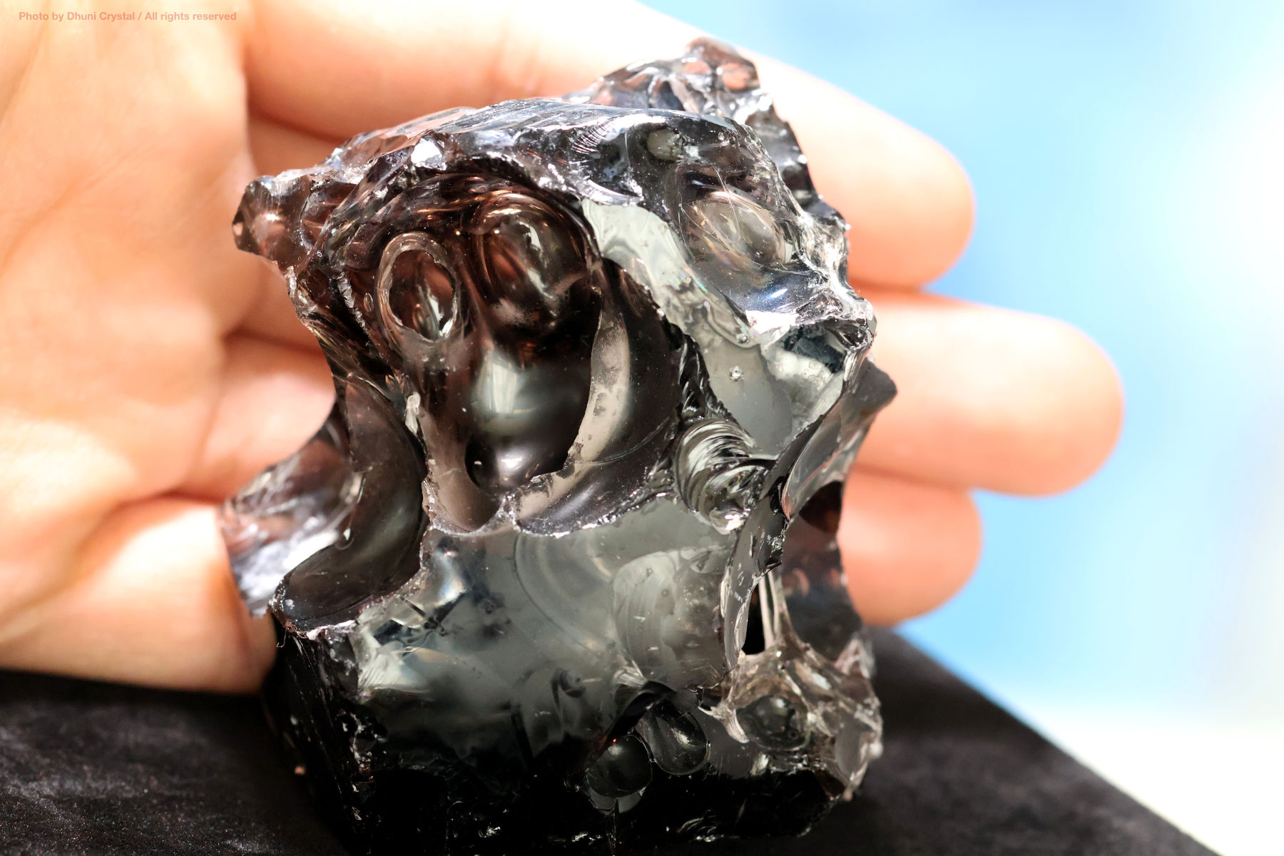 アルメニア産オブシディアン手の上の画像