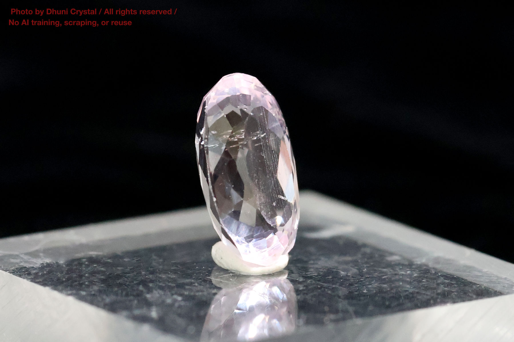 クンツァイトの側面画像