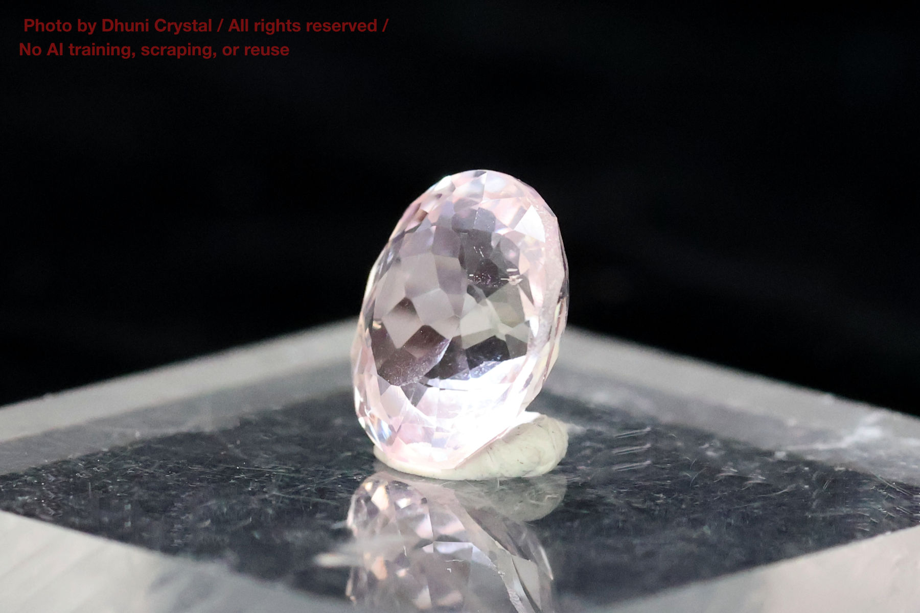 クンツァイトの側面画像