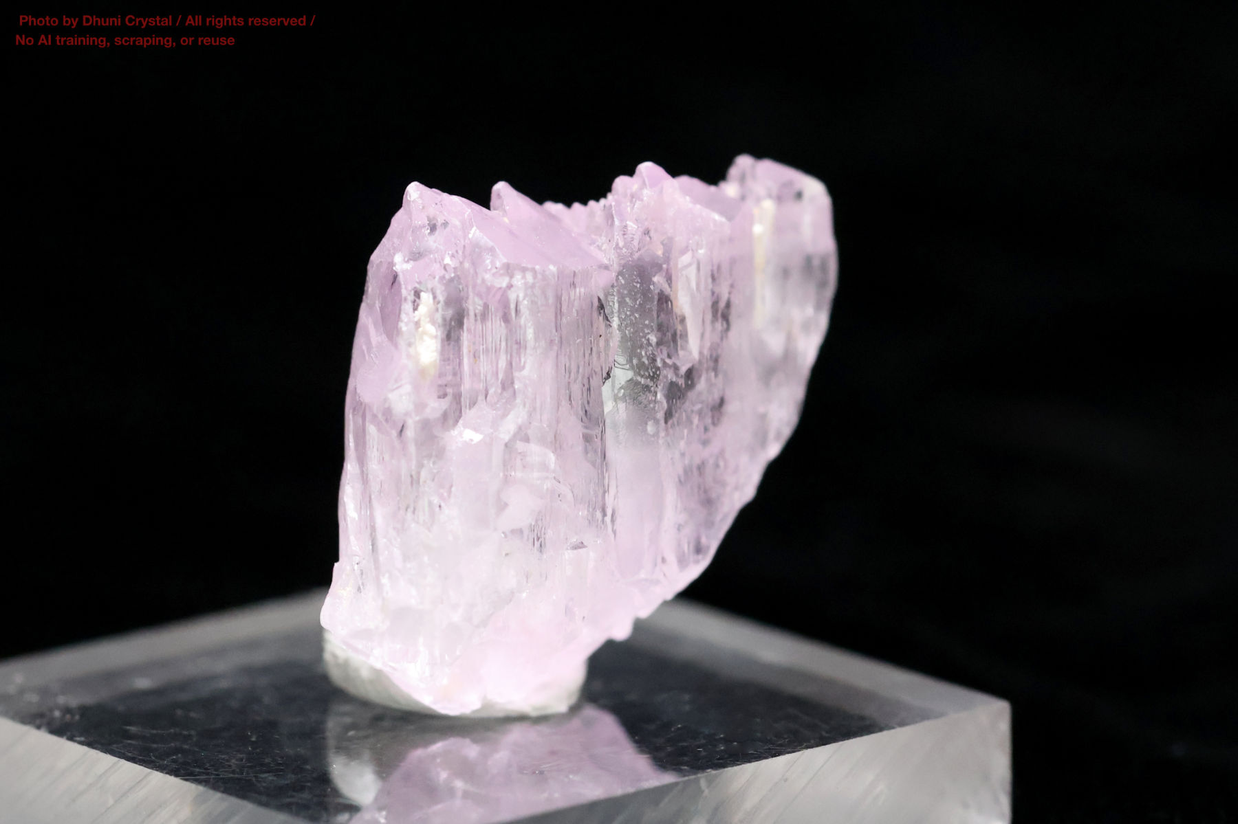 クンツァイトの側面画像