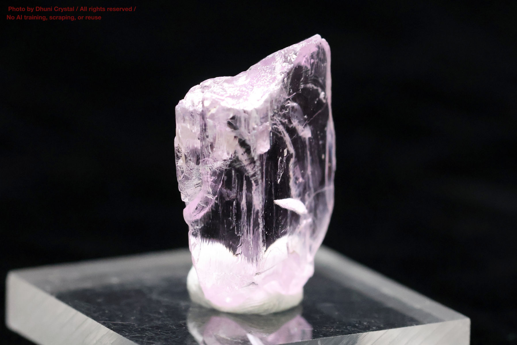 クンツァイトの側面画像