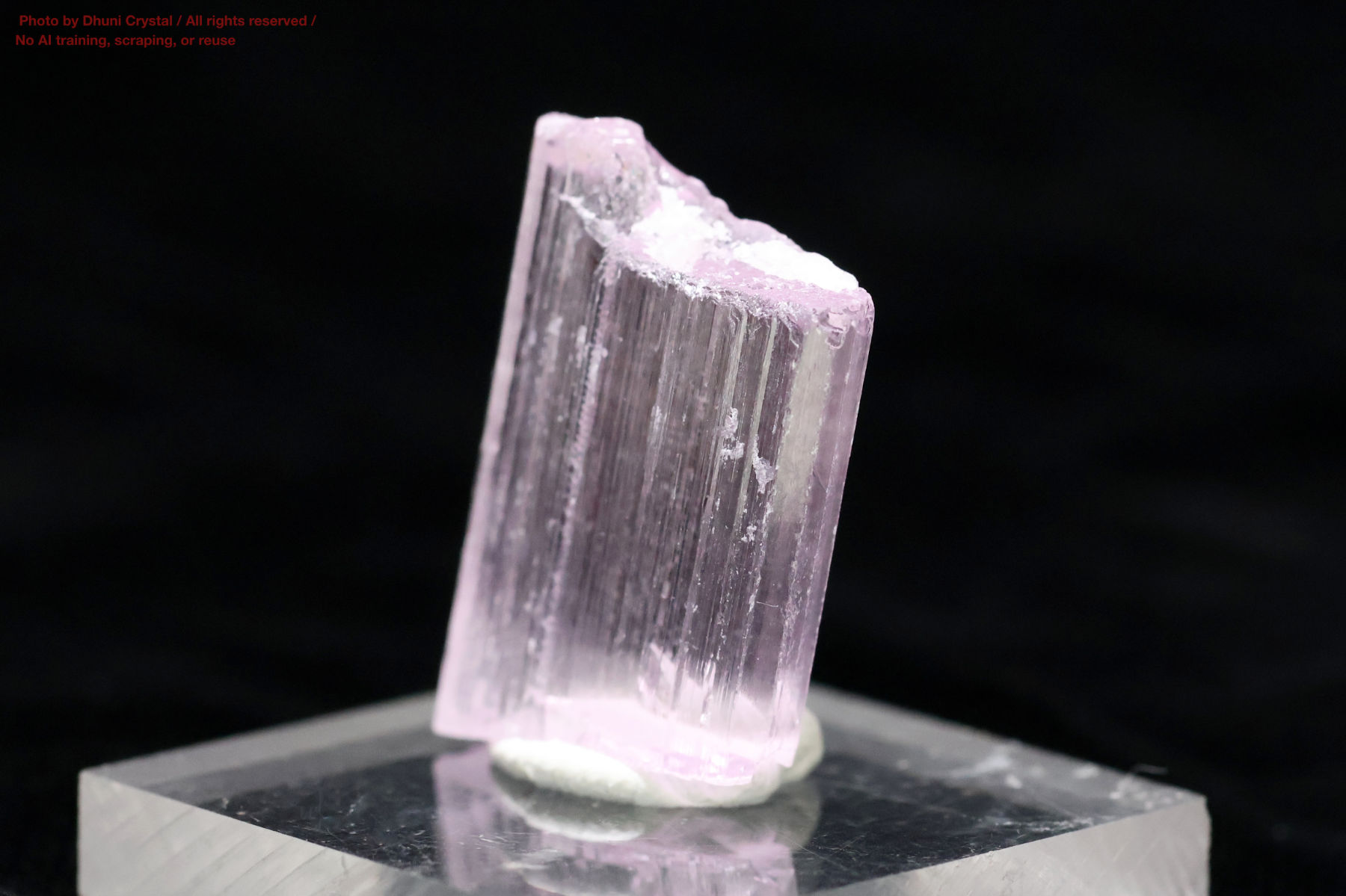 クンツァイトの側面画像