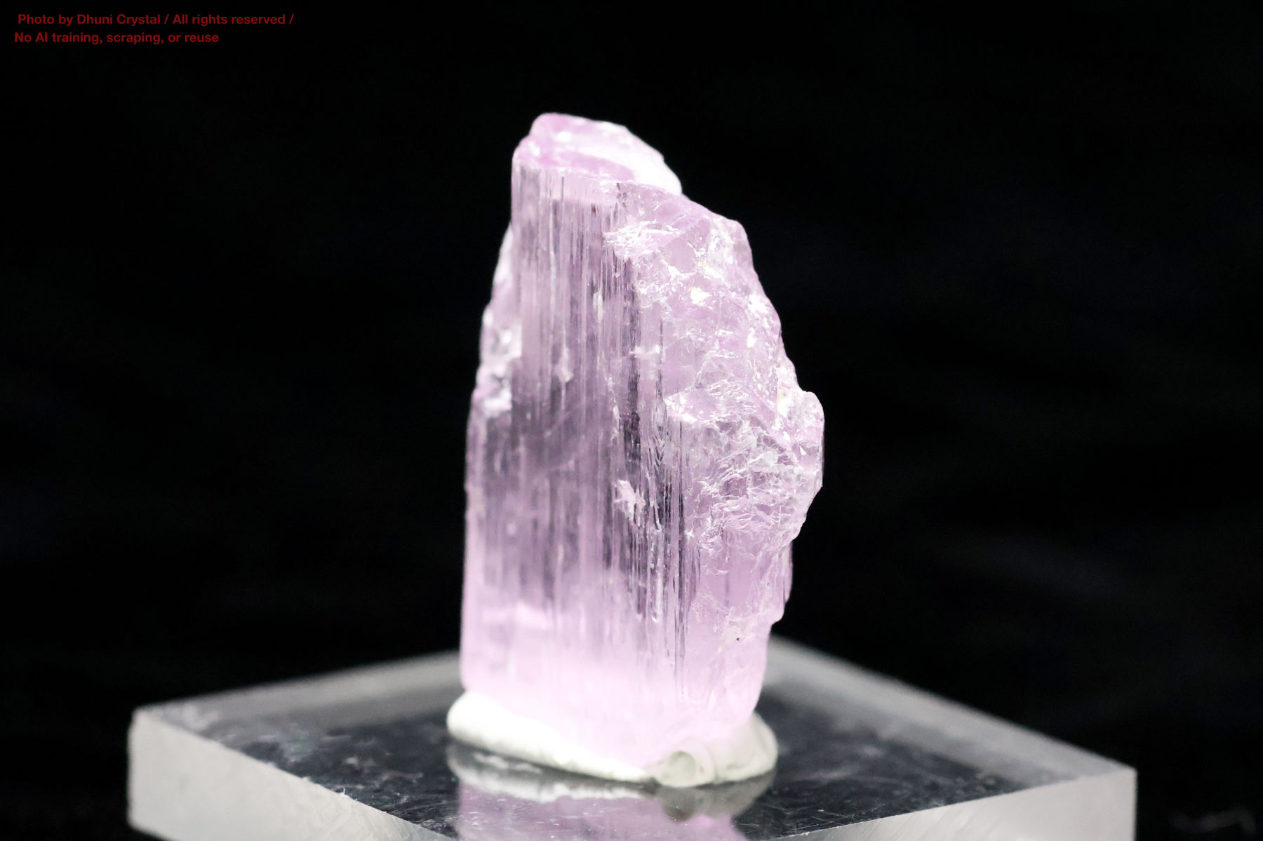 クンツァイトの側面画像