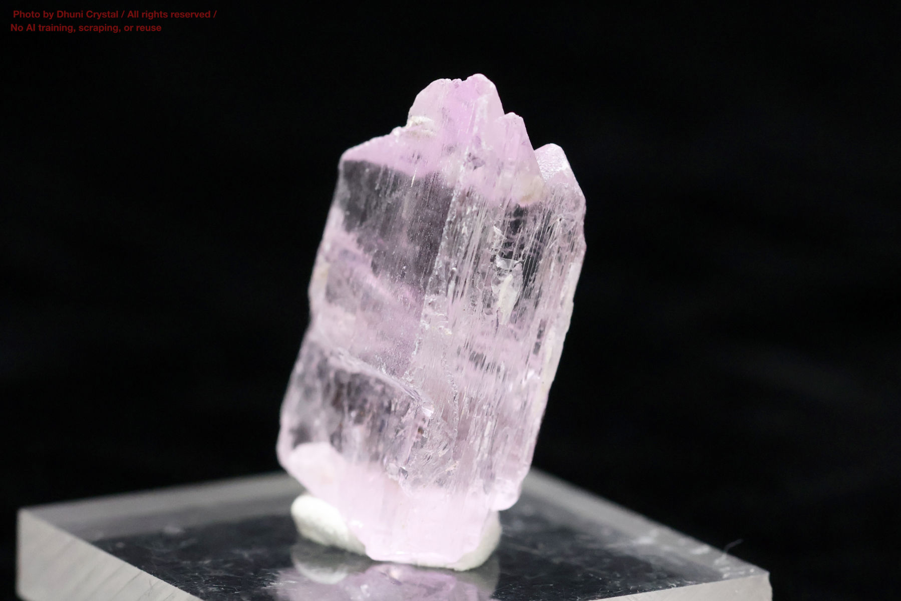 クンツァイトの側面画像