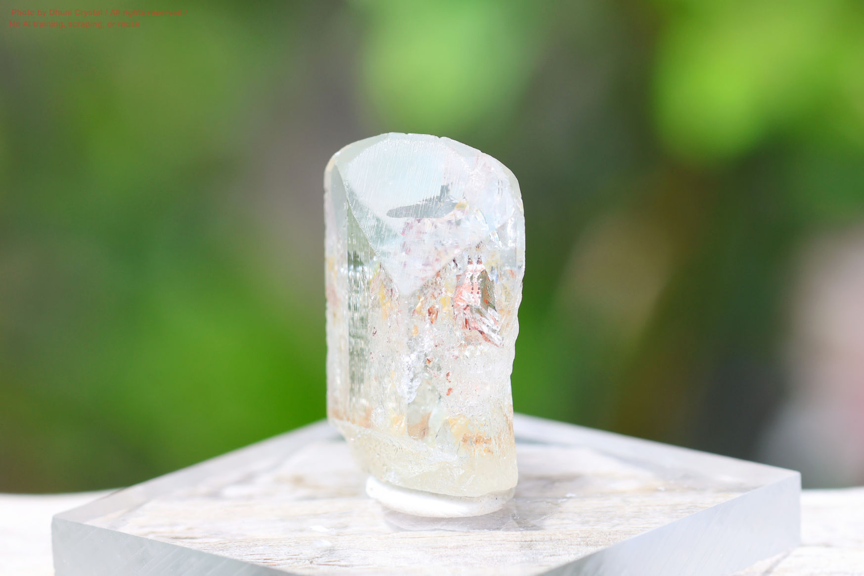 ブルートパーズ結晶の側面画像