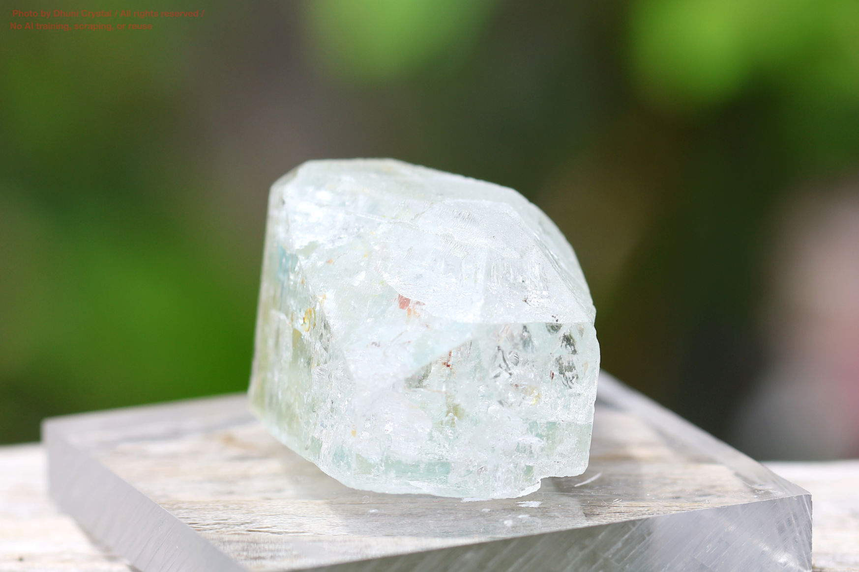 ブルートパーズ結晶の側面画像