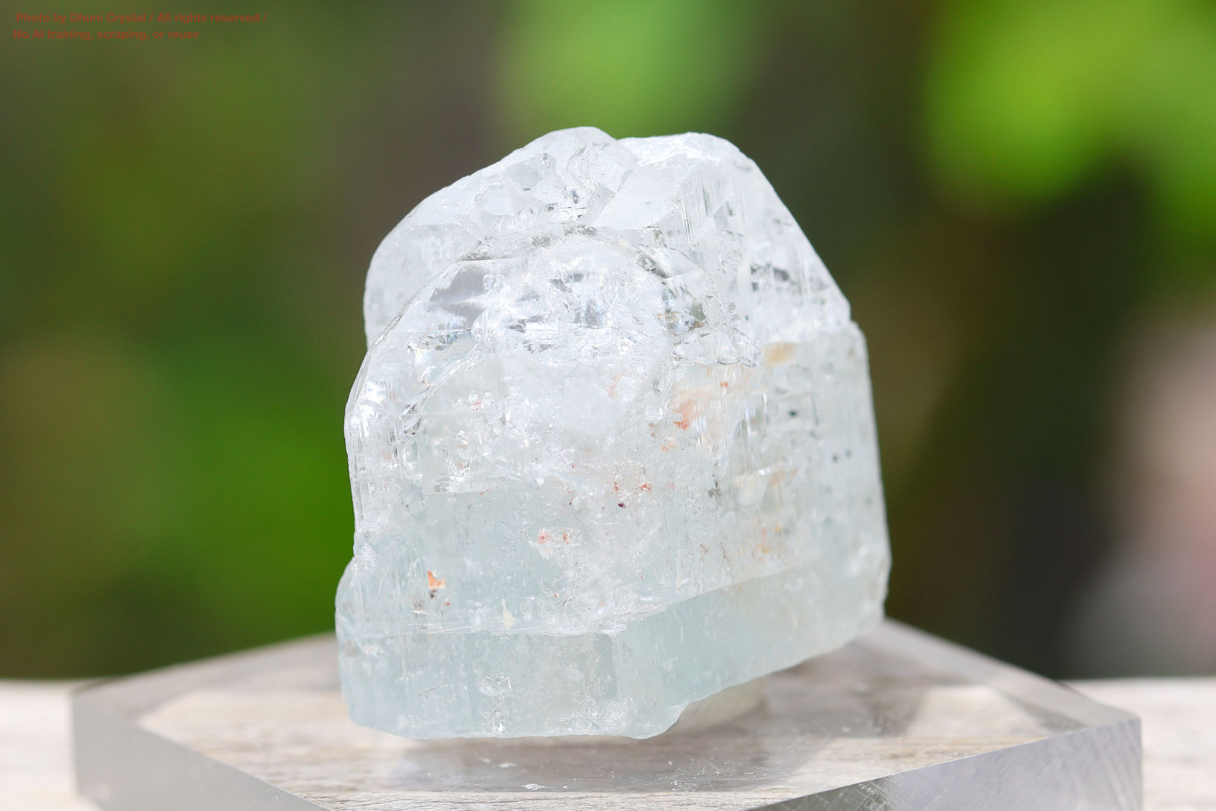 ブルートパーズ結晶の側面画像