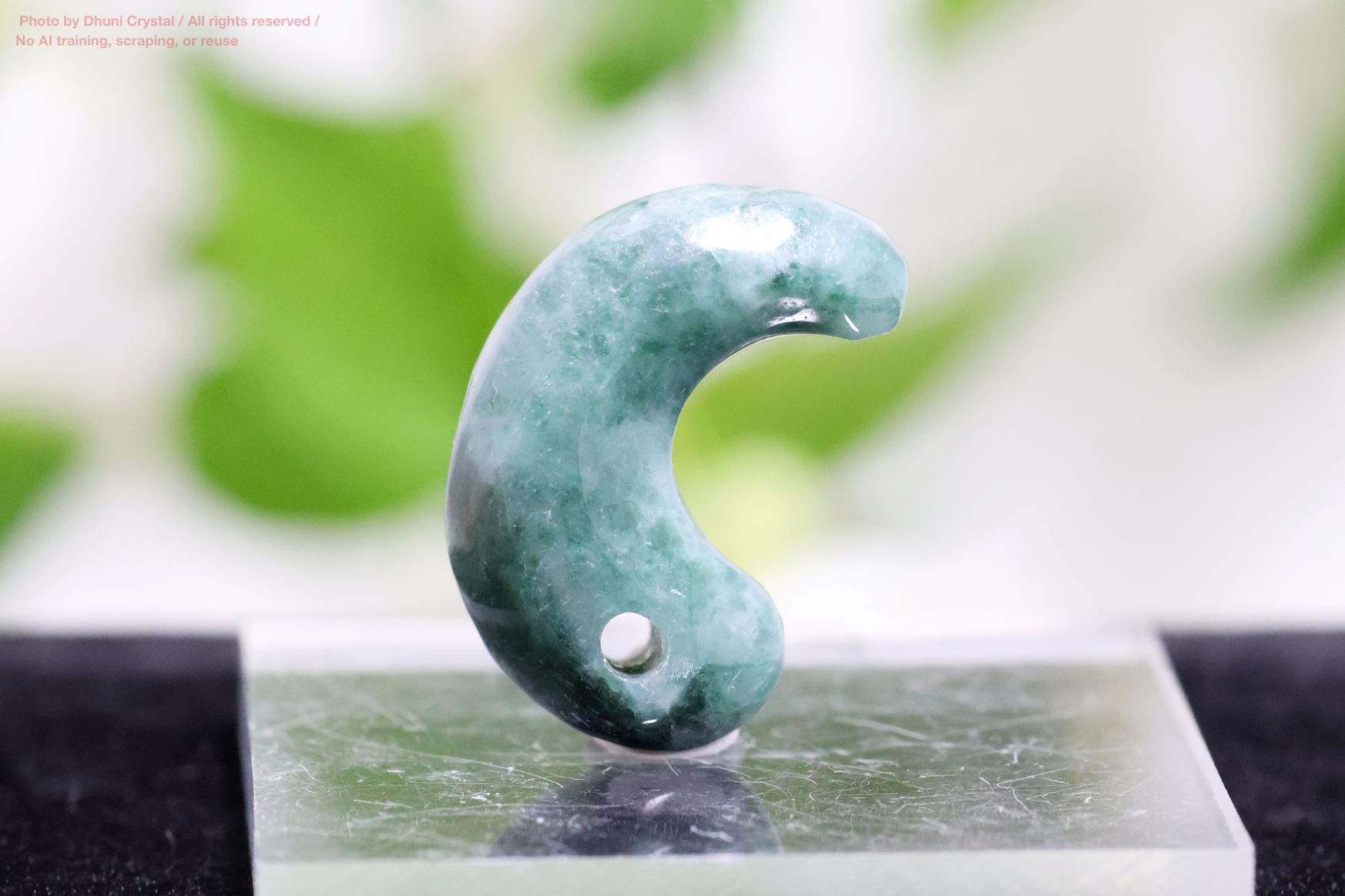 翡翠の側面画像