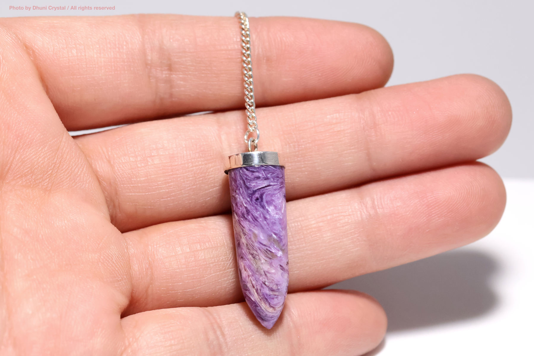 チャロアイトペンジュラム手の上の画像