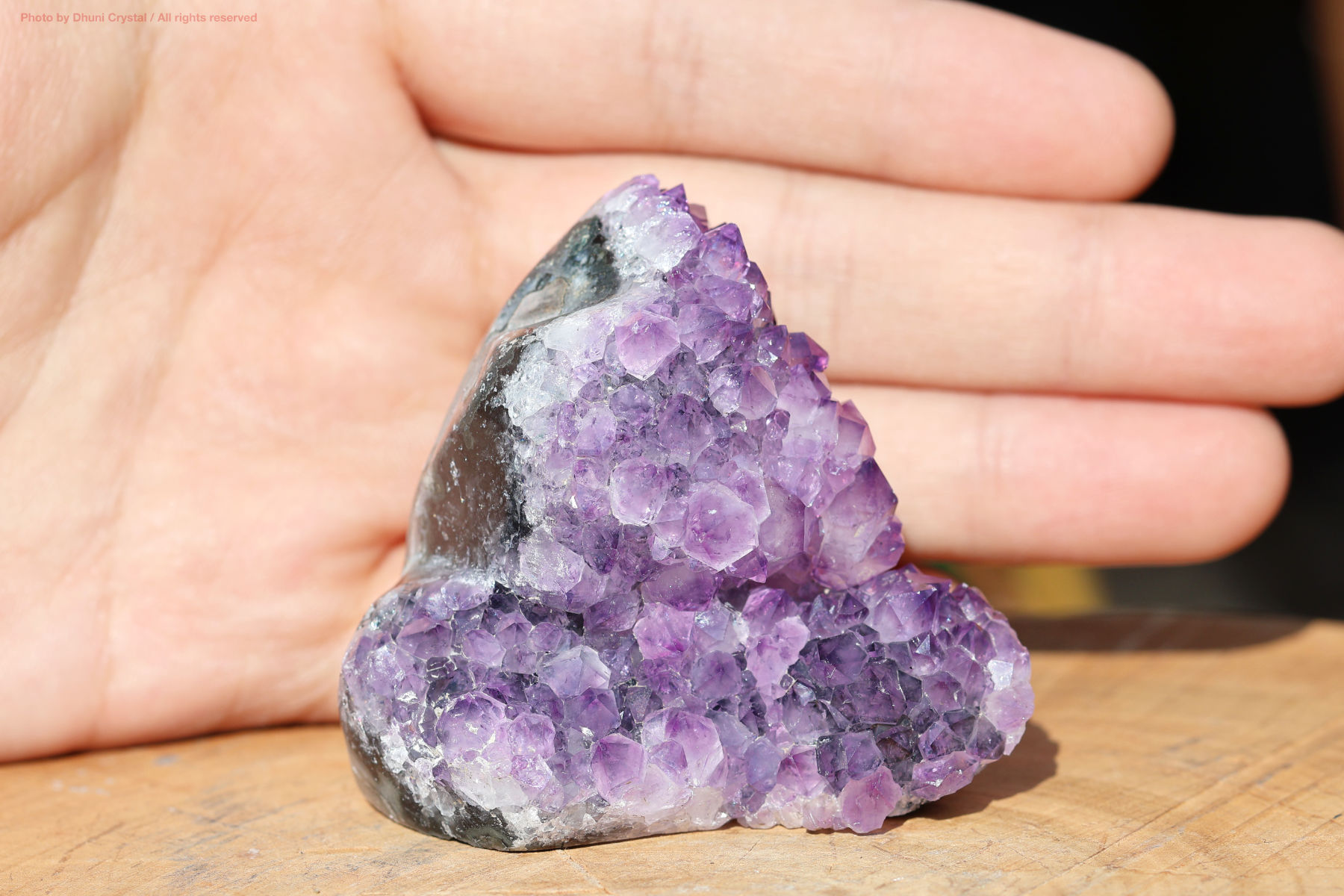アメジストクラスター手の写真