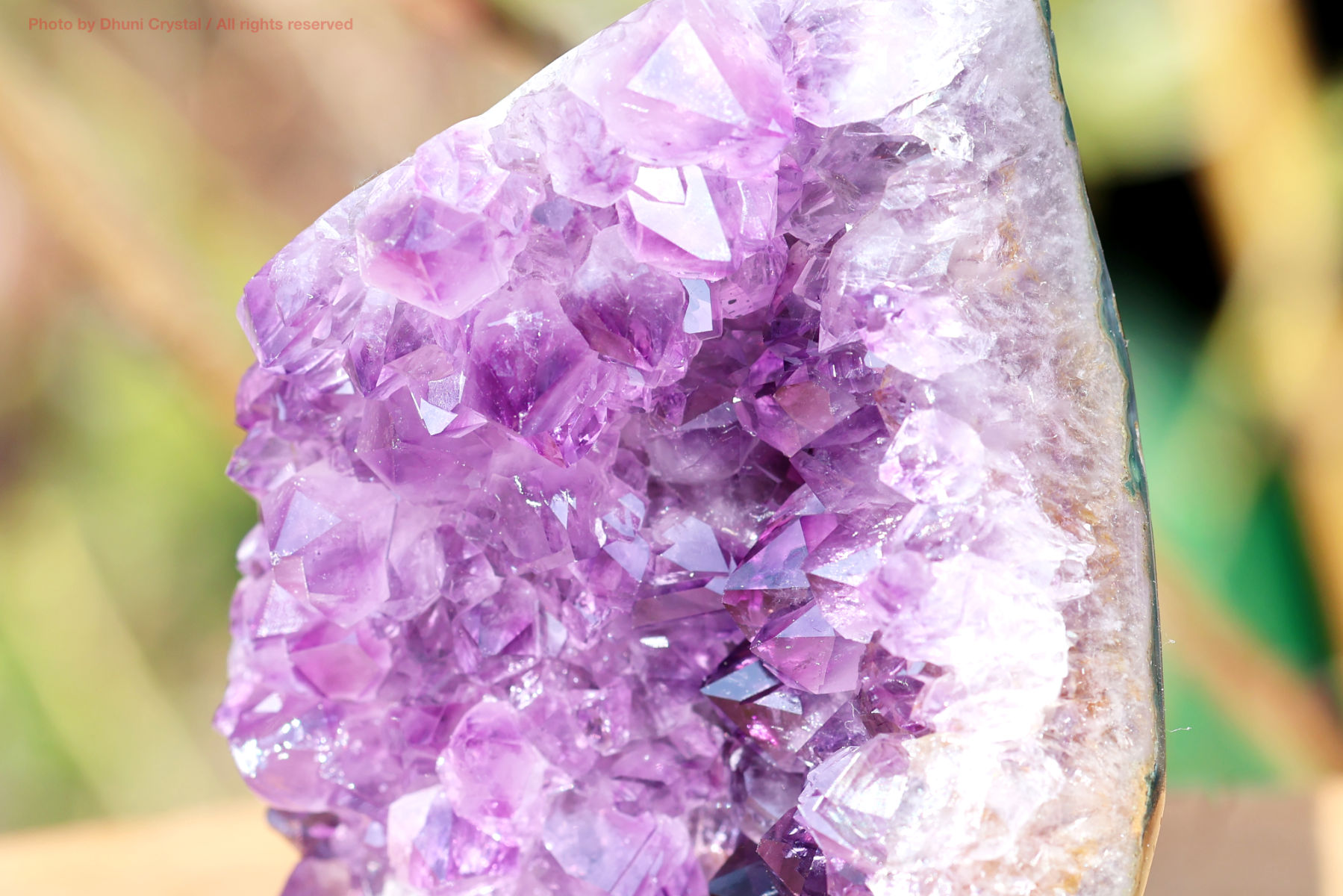 アメジストクラスター手の写真