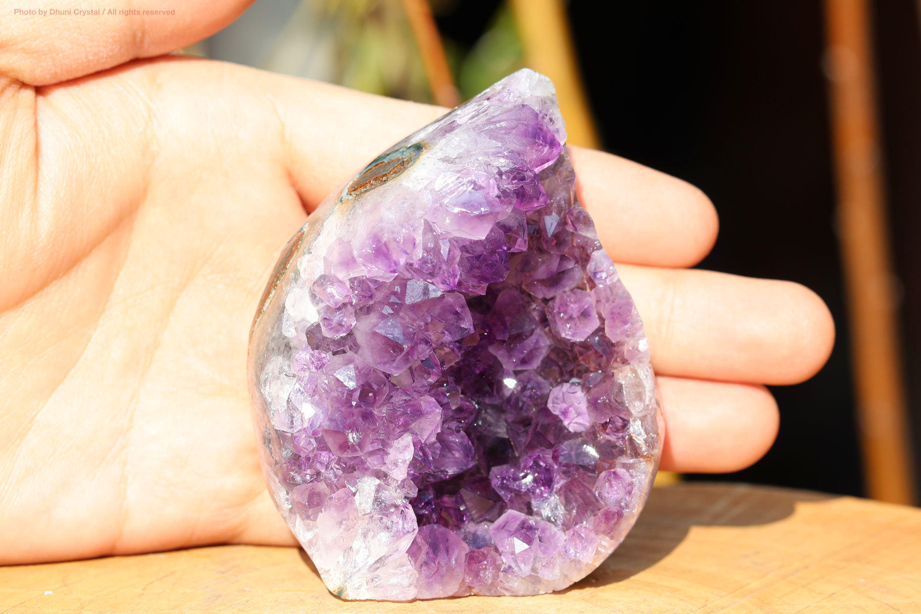 アメジストクラスター手の写真