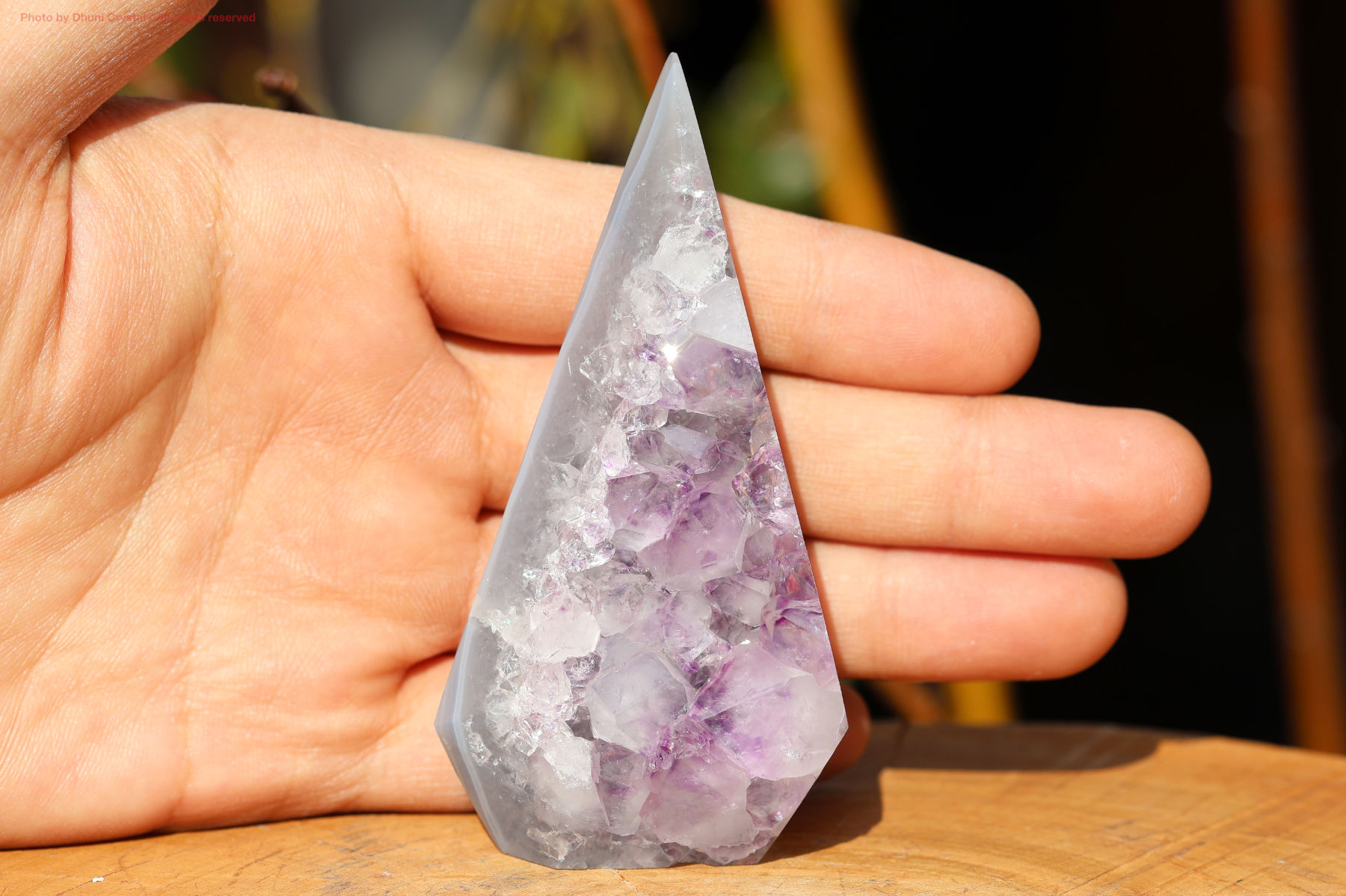 アメジストクラスター手の写真