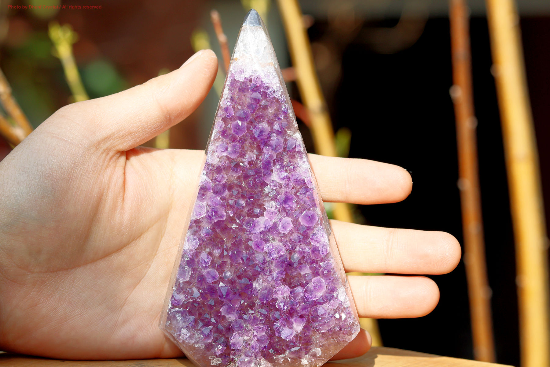 アメジストクラスター手の写真