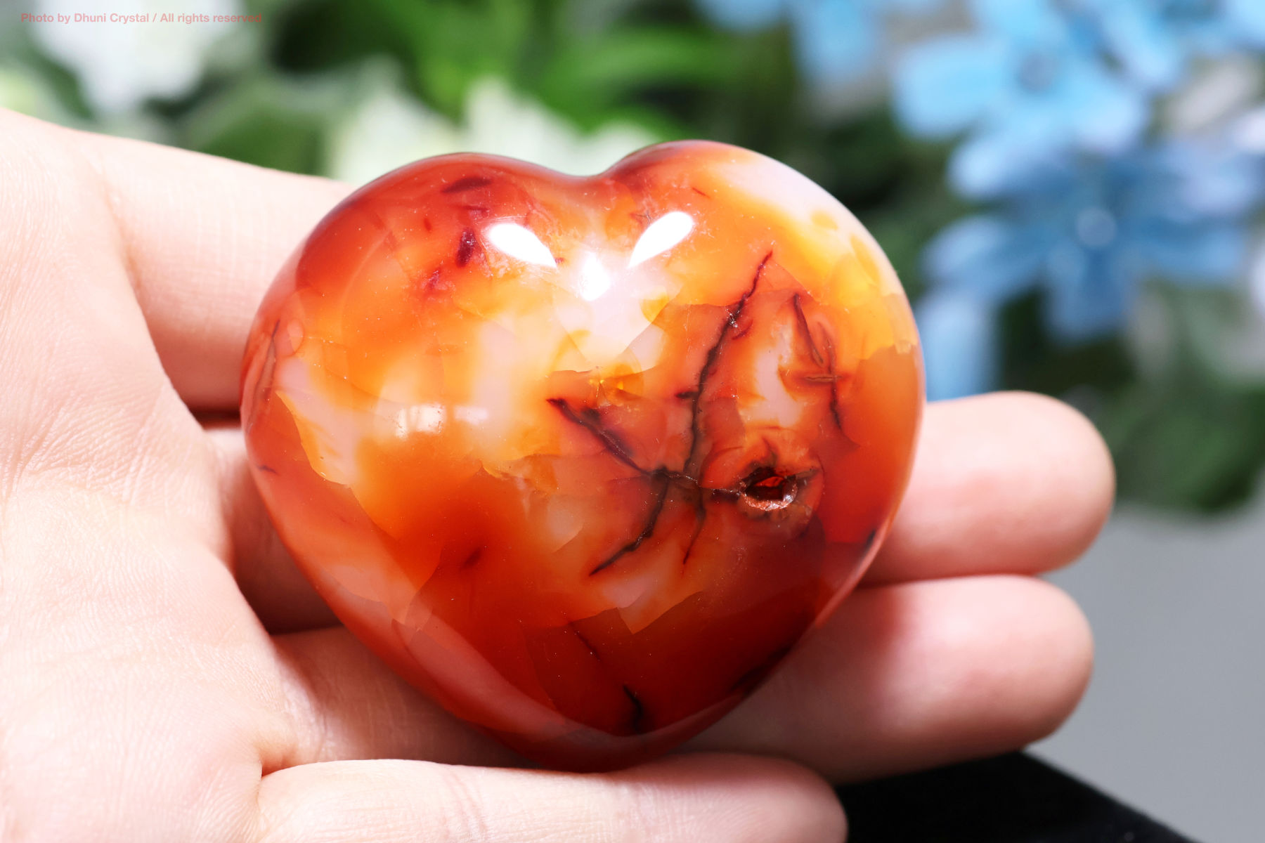 カーネリアンのハート型手の上の画像