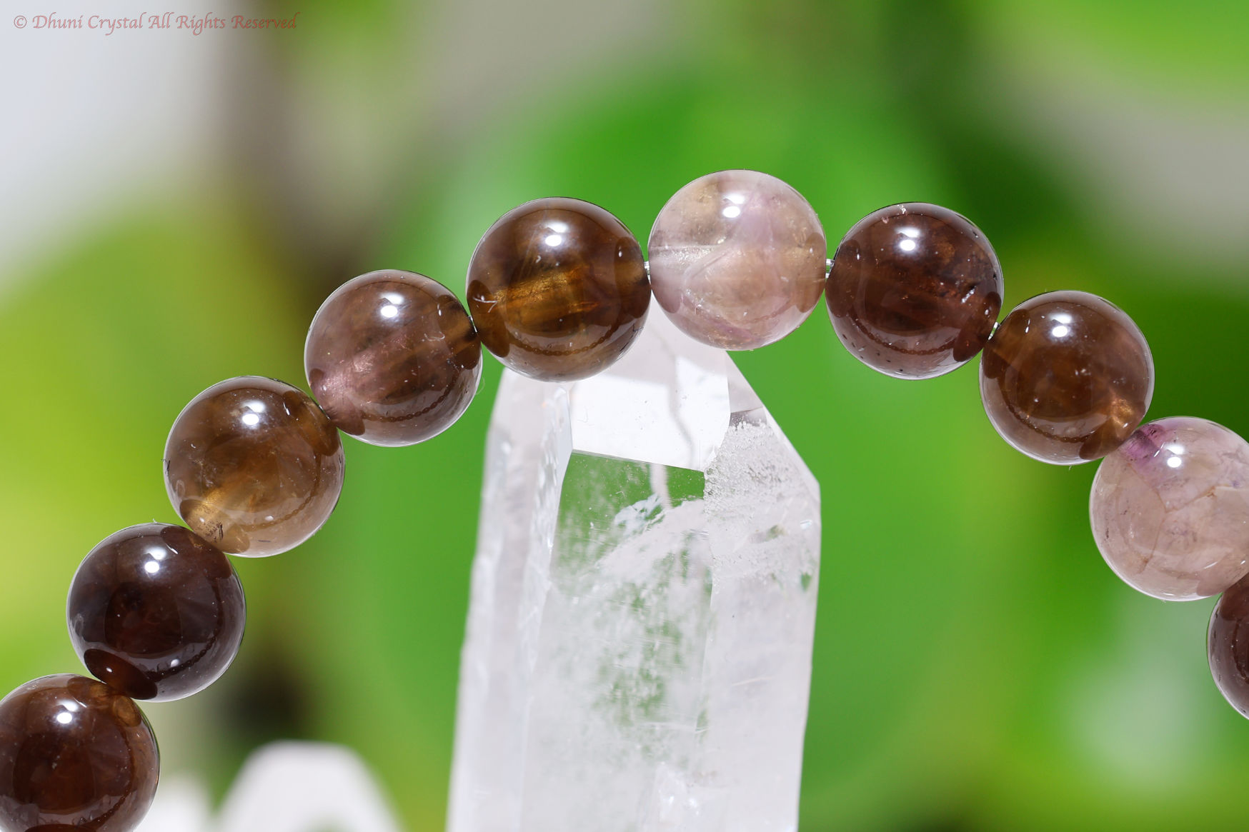 オーラスターライト23の原石 正面から見た結晶