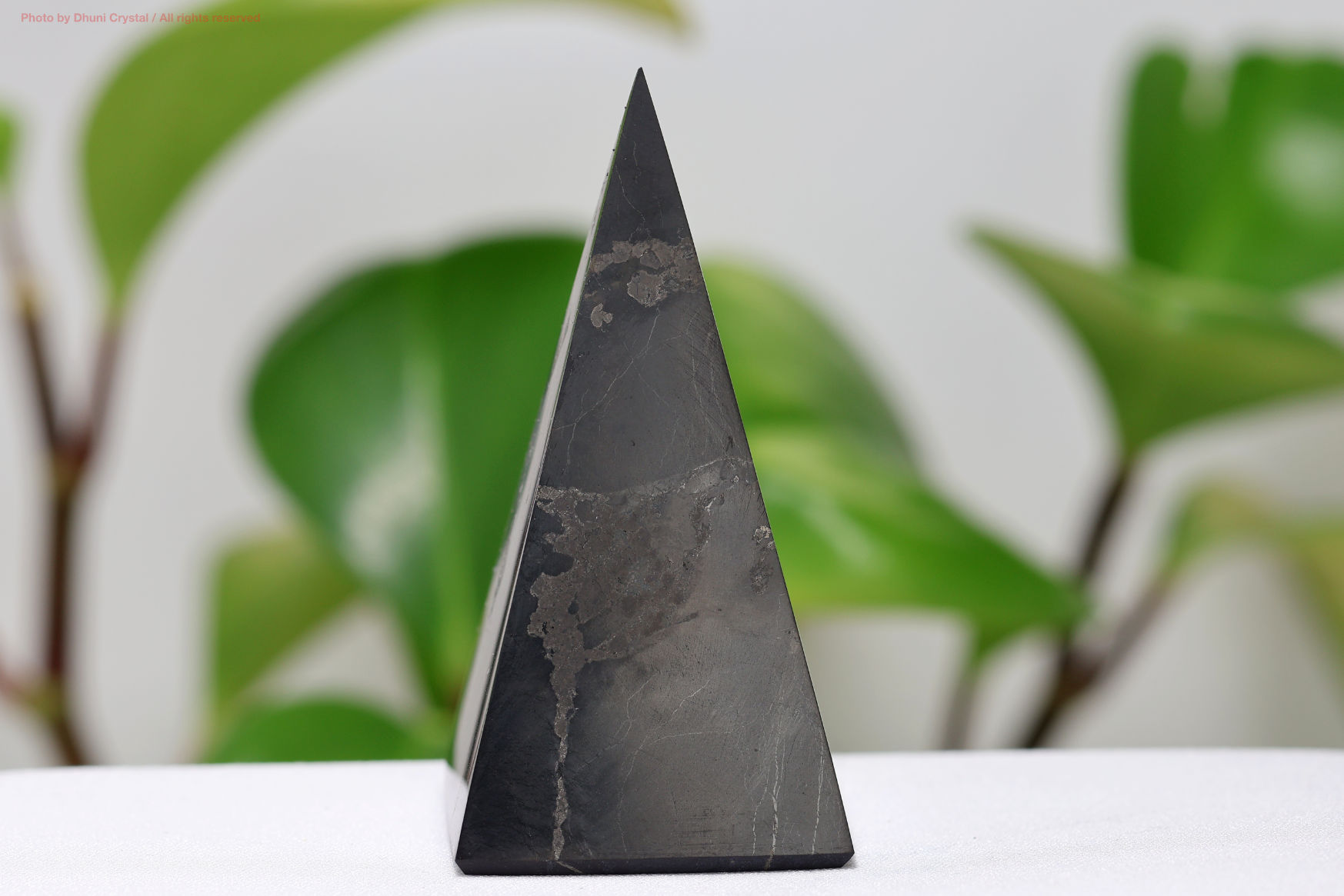 【セール中】鉱物標本　水飛沫のハイアライトオパール（強蛍光）　ミニチュアサイズ セール中】鉱物標本 水飛沫のハイアライトオパール（強蛍光