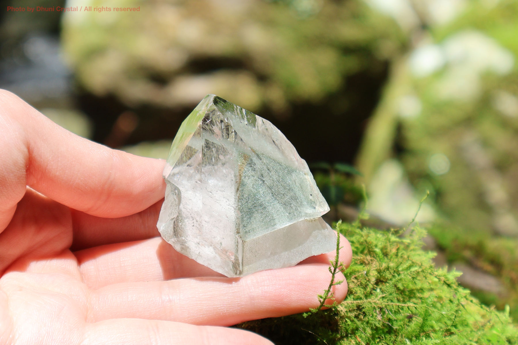 マニハール産ヒマラヤ水晶のアップで見た内部インクルージョン