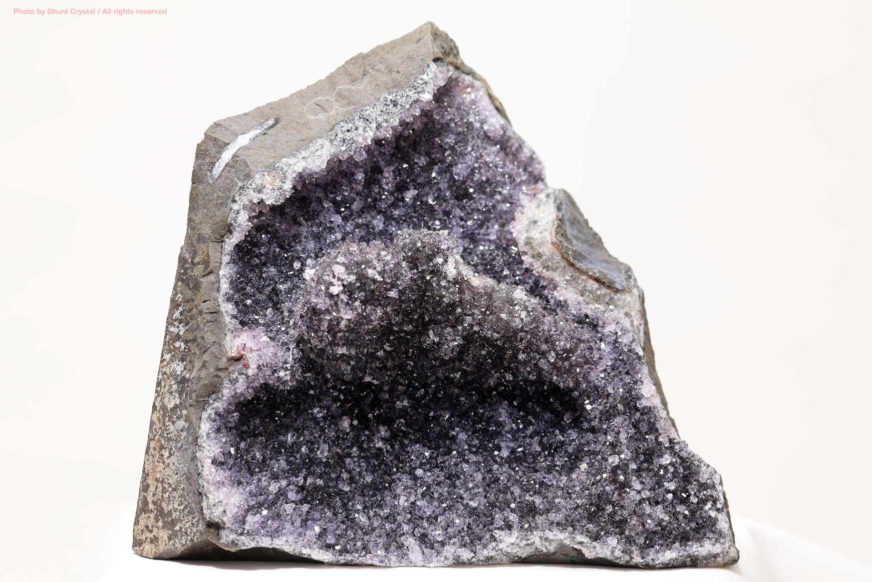 ブラックアメジスト 深い浄化と強い守護をもたらす神秘のクリスタル