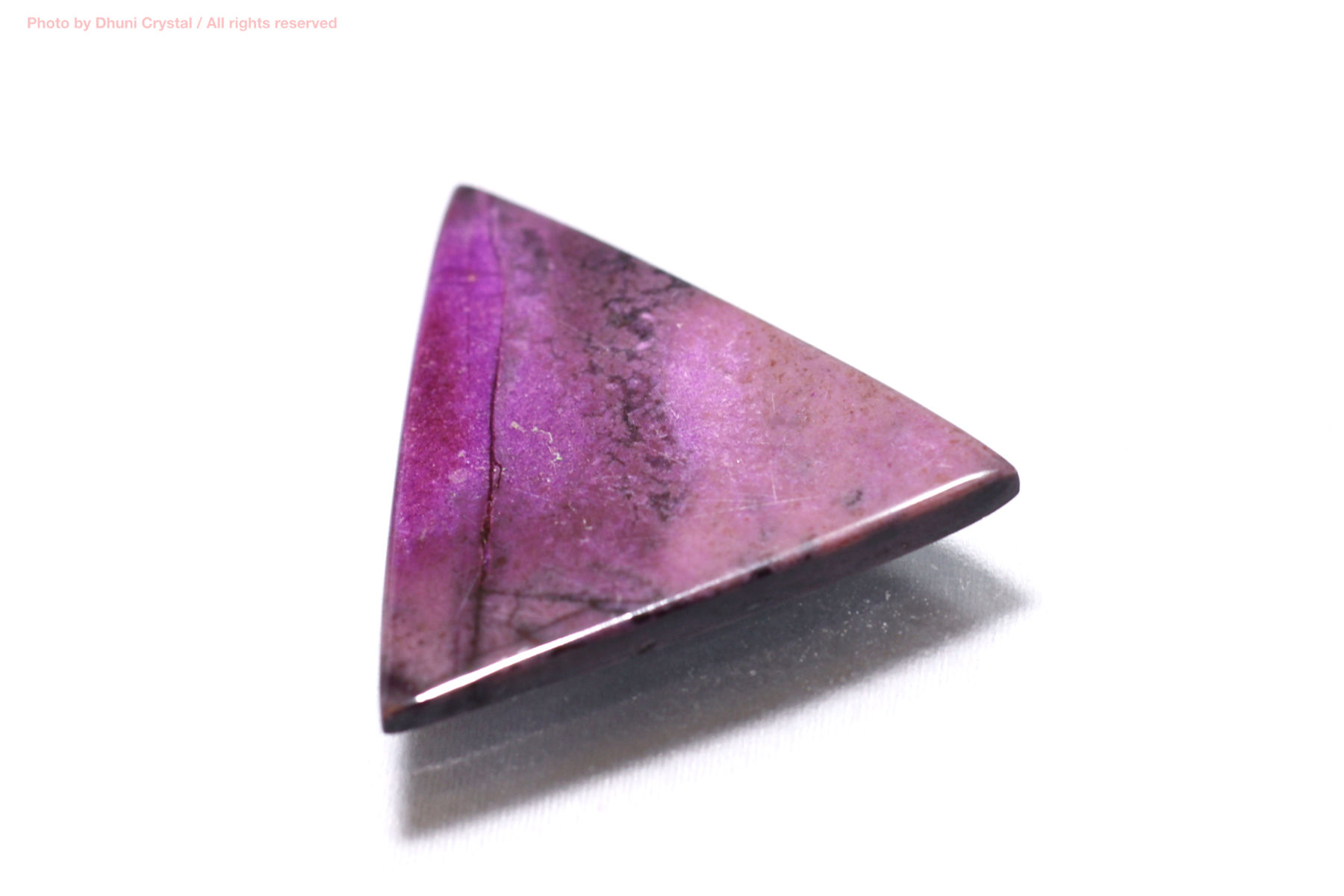 スギライト 強力な保護と深い癒しをもたらす希少パープルストーン