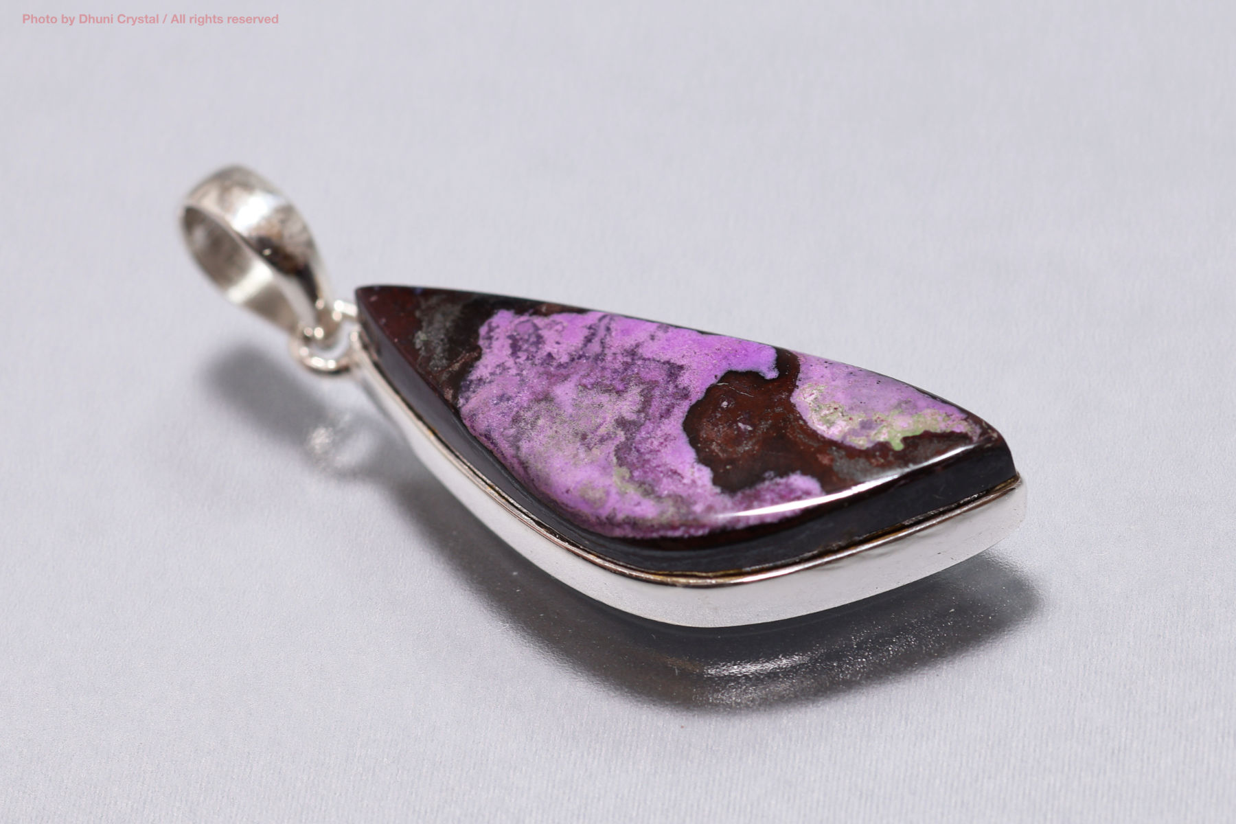 スギライト 強力な保護と深い癒しをもたらす希少パープルストーン