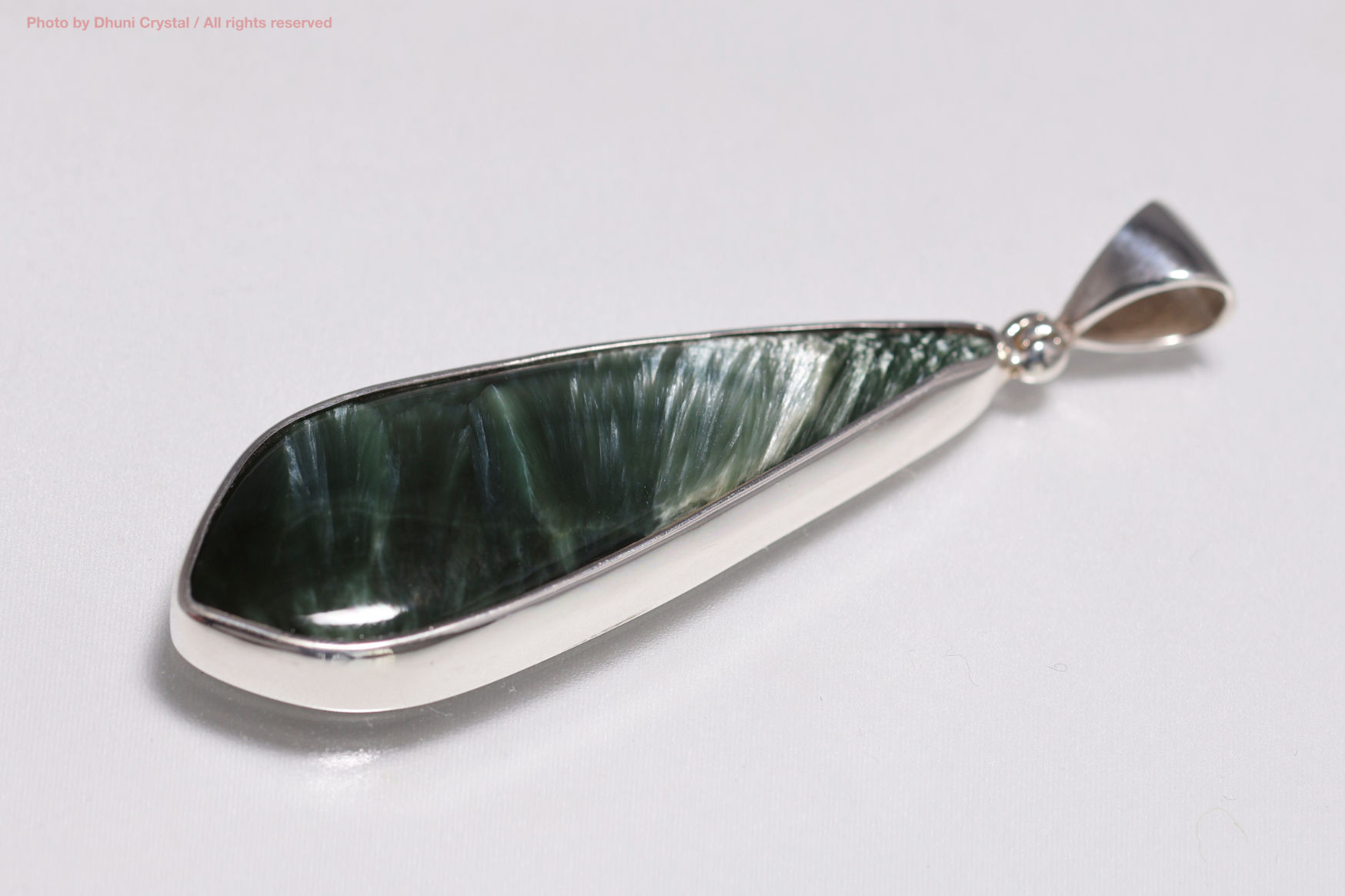 セラフィナイト 天使の羽のような光を宿す癒しのストーン