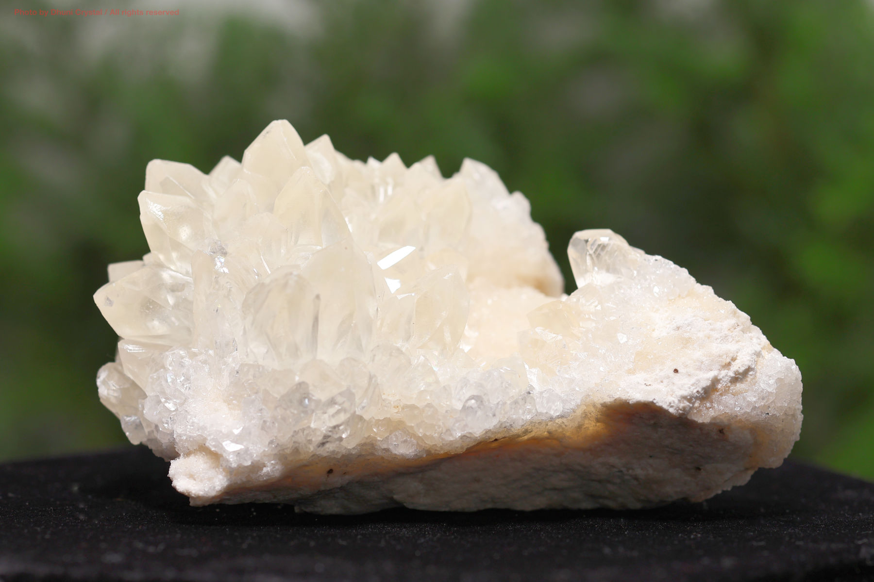 カルサイトクラスター 空間を明るく浄化する癒しの結晶群