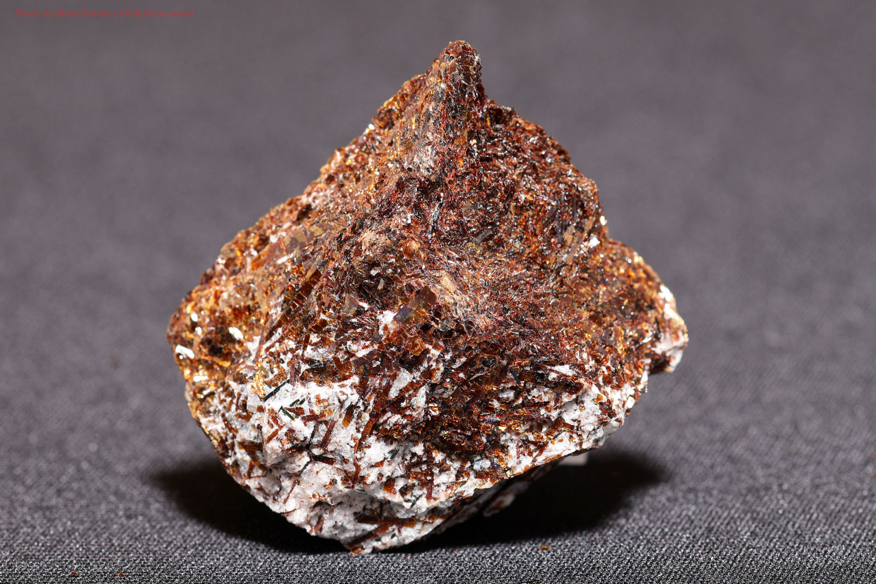 アストロフィライト 星状結晶が輝く希少鉱物